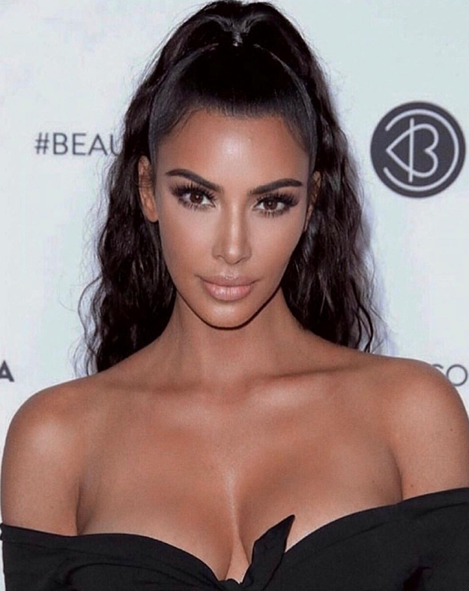 Kim Kardashian edita sus axilas con Photoshop y los seguidores se dan cuenta