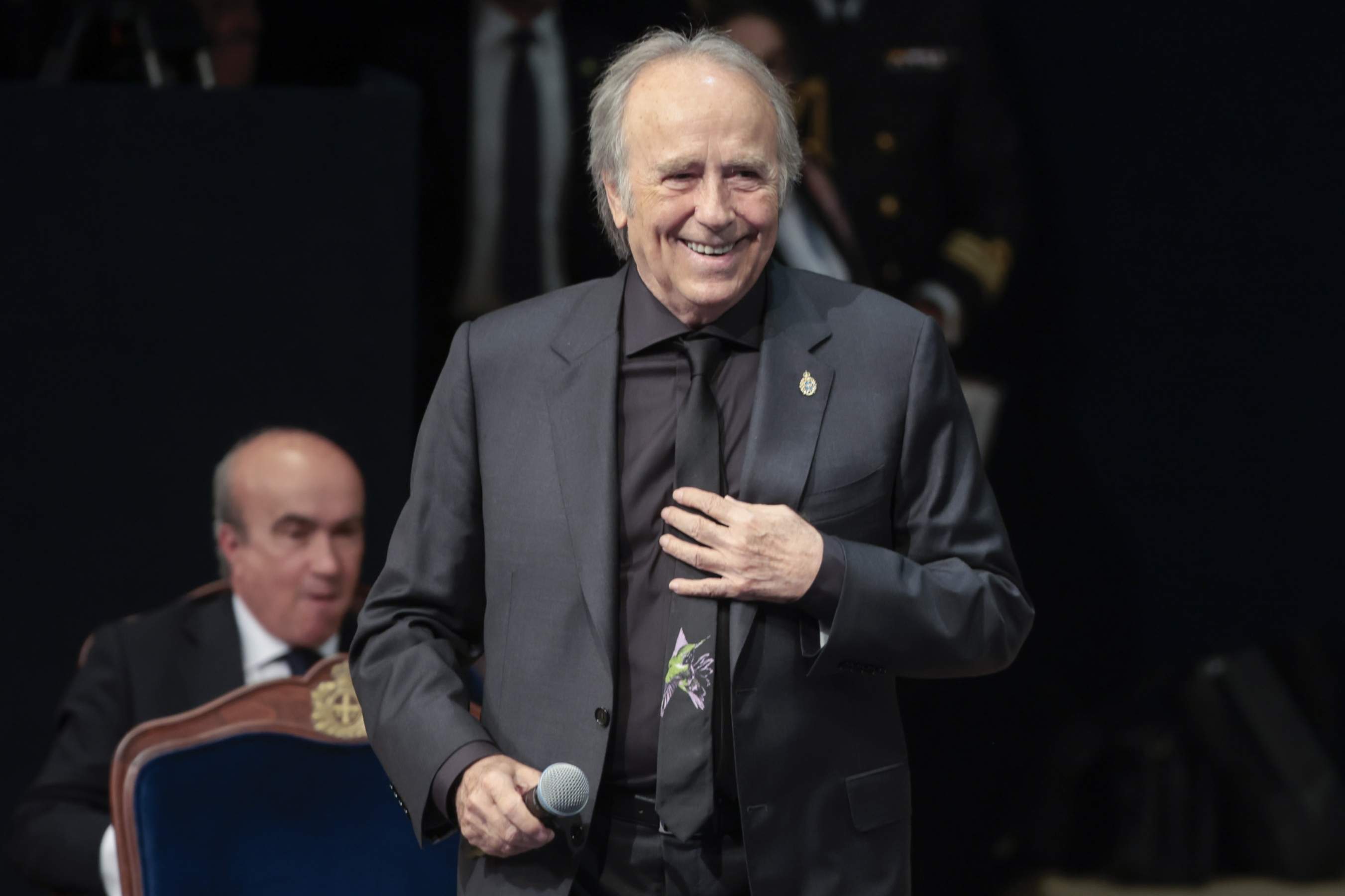 Joan Manuel Serrat es disfressa de Rei Melcior perquè els nens pobres tinguin regals del Dia de Reis