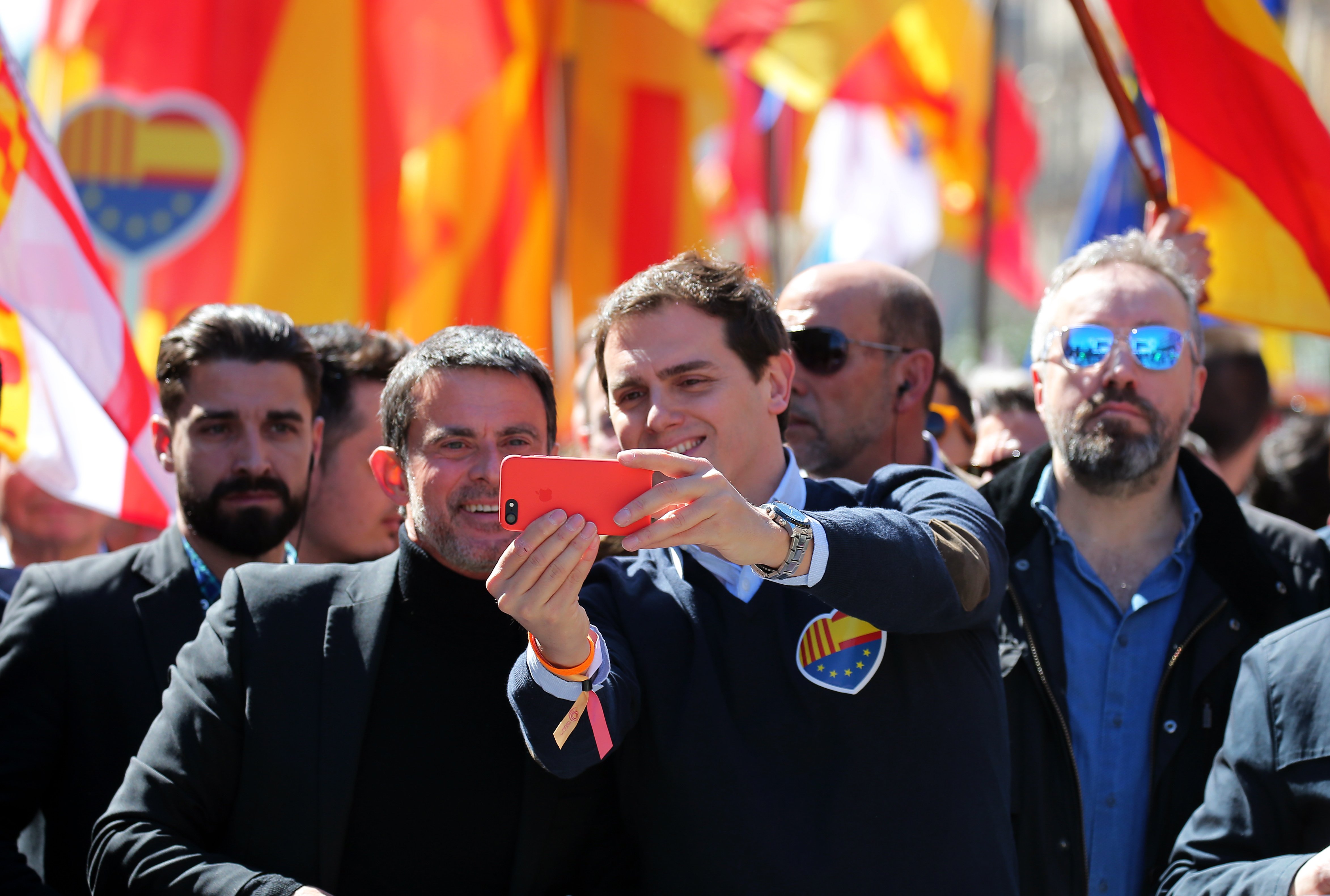 La prensa francesa hurga en la burguesa catalana que sale con Manuel Valls