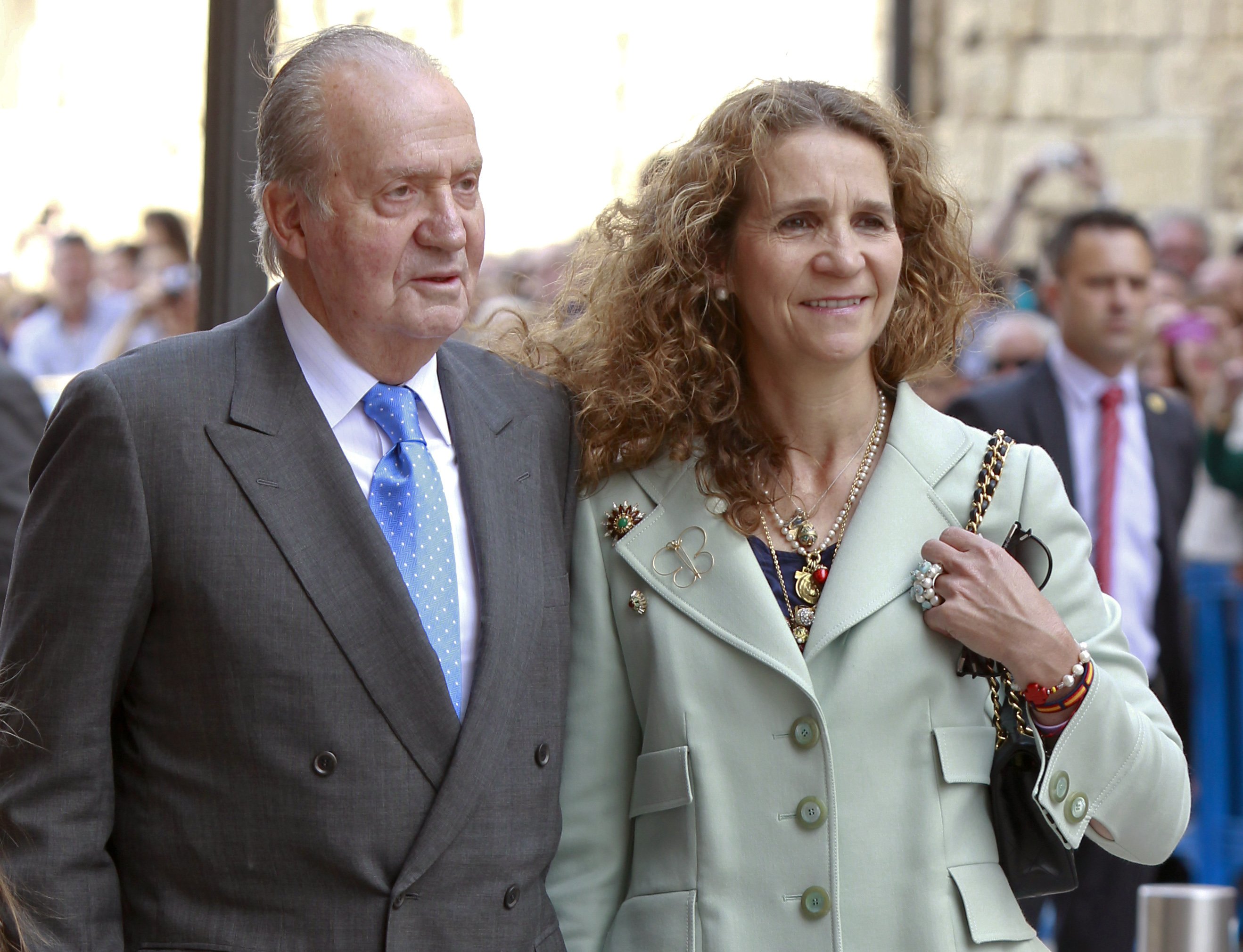 Juan Carlos, de viaje con Elena y los niños mientras Sofía sigue sola en Mallorca