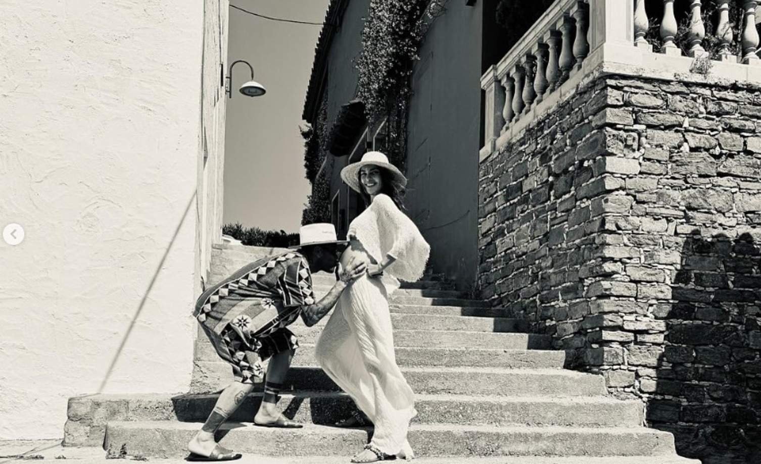 Dani Alves i Joana Sanz en bikini embarassada a una preciosa cala de Begur, Ses Orats