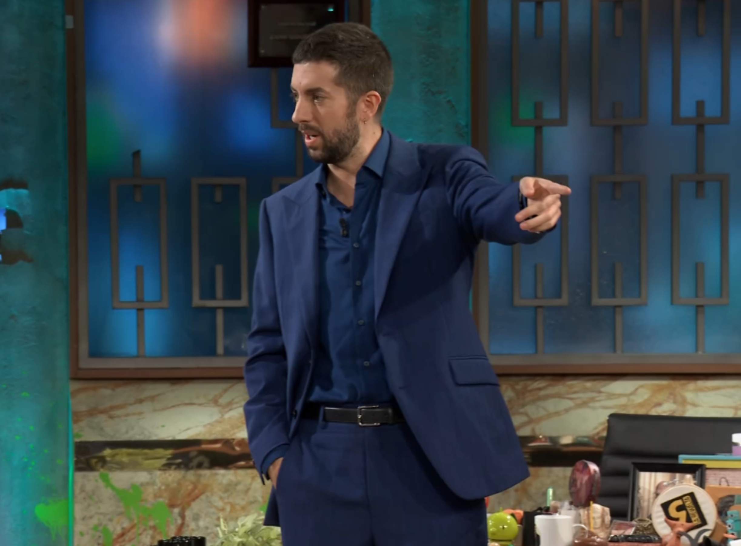 David Broncano, de piedra, el mejor regalo hecho en 'La Revuelta': "Antes de enseñarlo..."