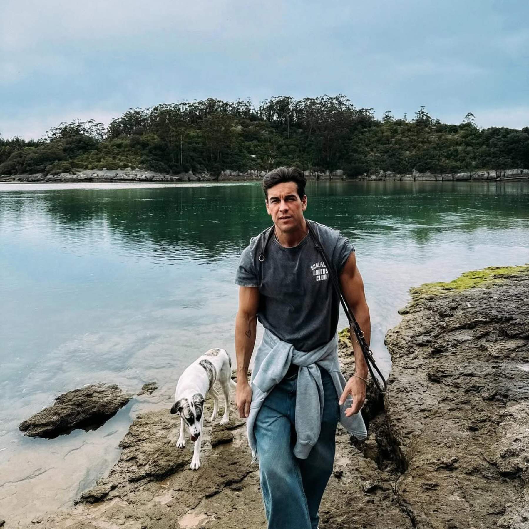 Mario Casas bufa 39 espelmes i toca la fibra amb una foto inèdita de petit: "Cómo pasan los años..."