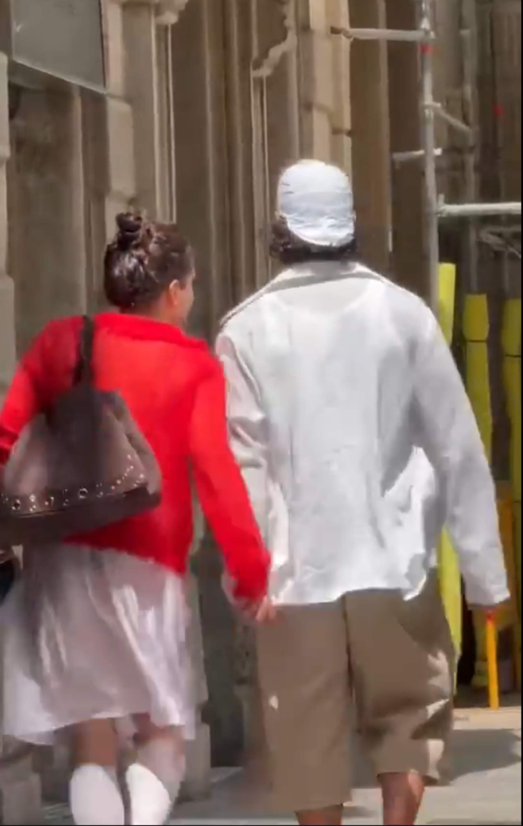 Rosalía paseando por Barcelona de la mano de Emilio Sakraya, su novio: qué le enseña por la calle
