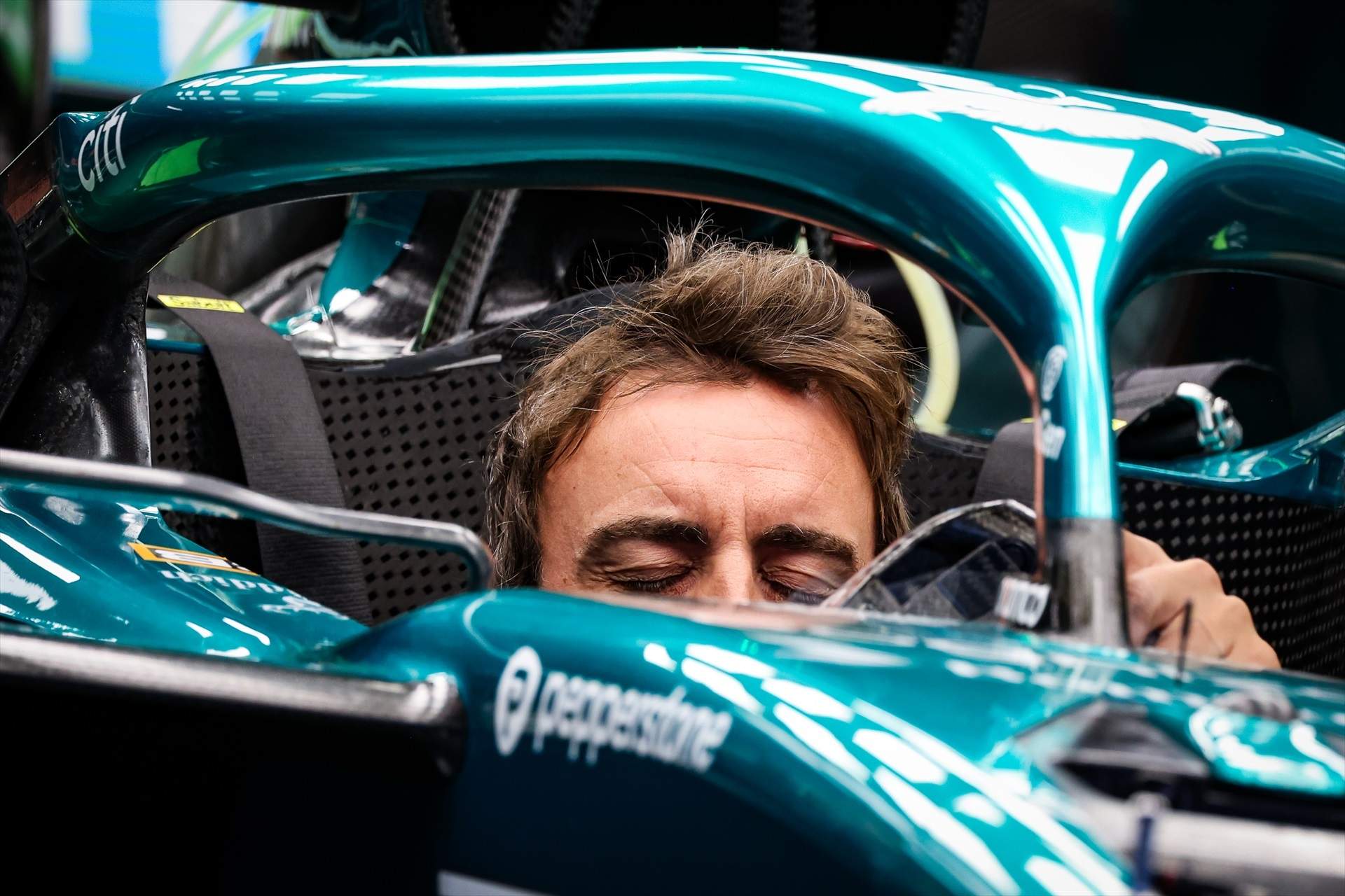 Fernando Alonso ojos cerrados