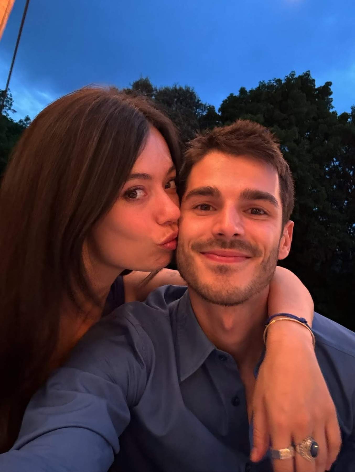 Anna Castillo i Álvaro Mel guapíssims a la boda d'uns amics, les imatges d'amor de la parella