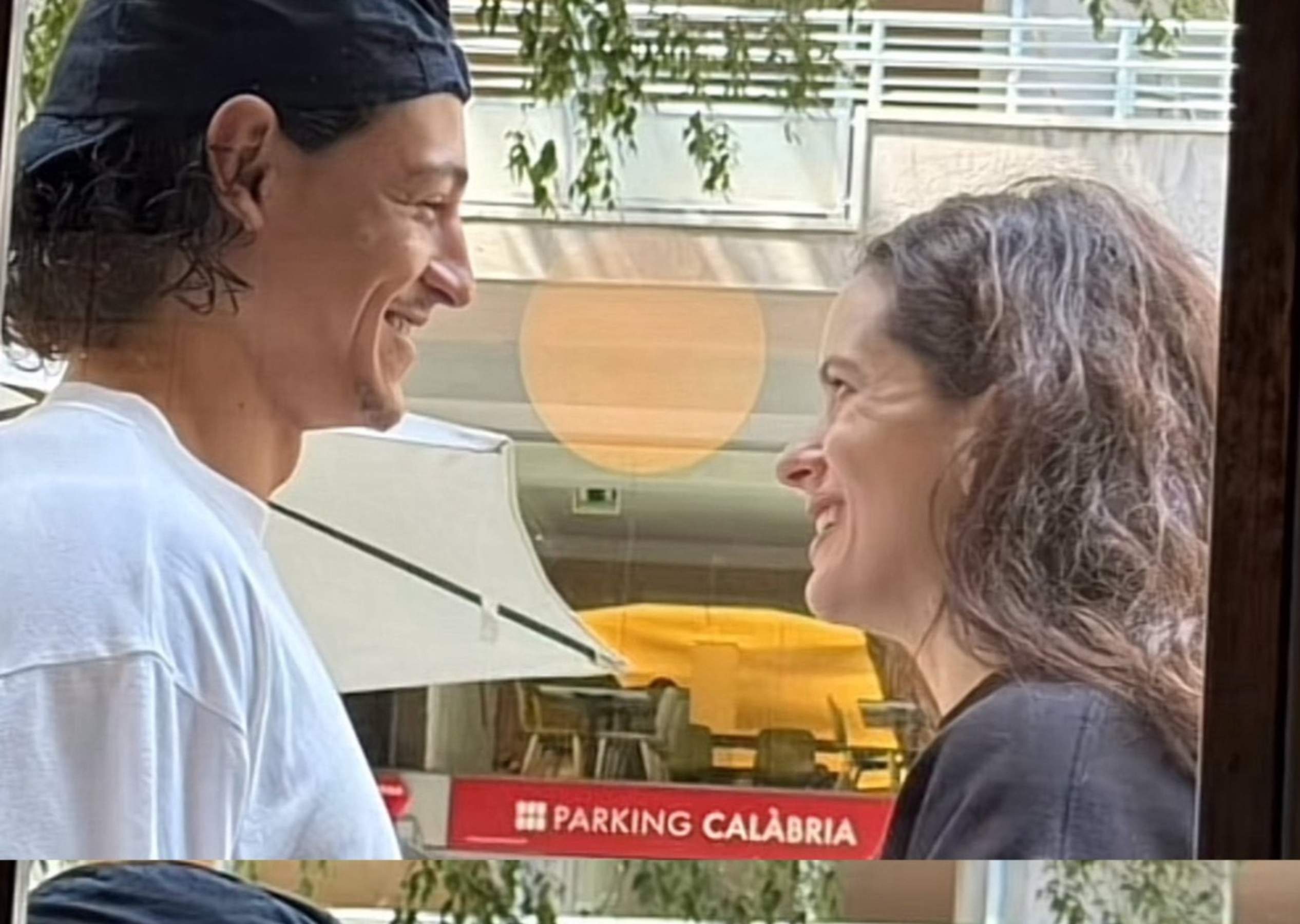 Rosalía i Emilio Sakraya no es tallen, la cita d'amor en aquesta cafeteria de Barcelona: fotos inèdites