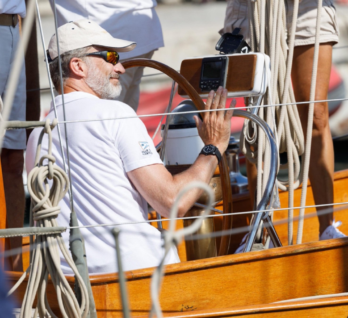 Felipe VI, en Menorca sin la familia y navegando con una amiga de Obama