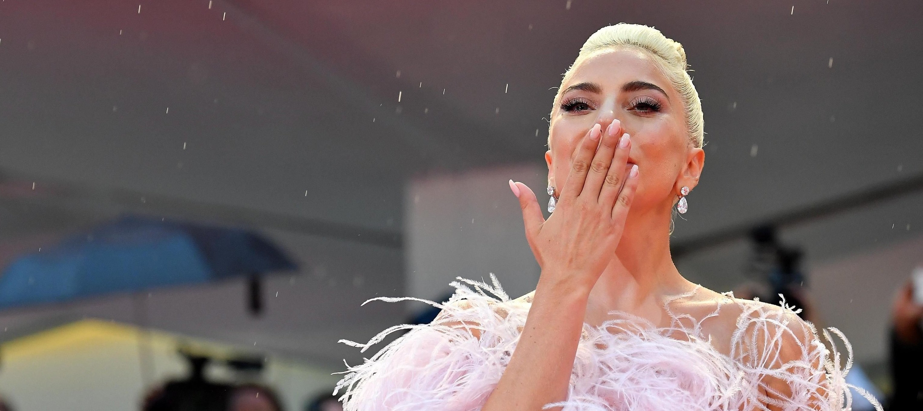 L'estrafolari vestit de Lady Gaga, una explosió rosa i estrambòtica