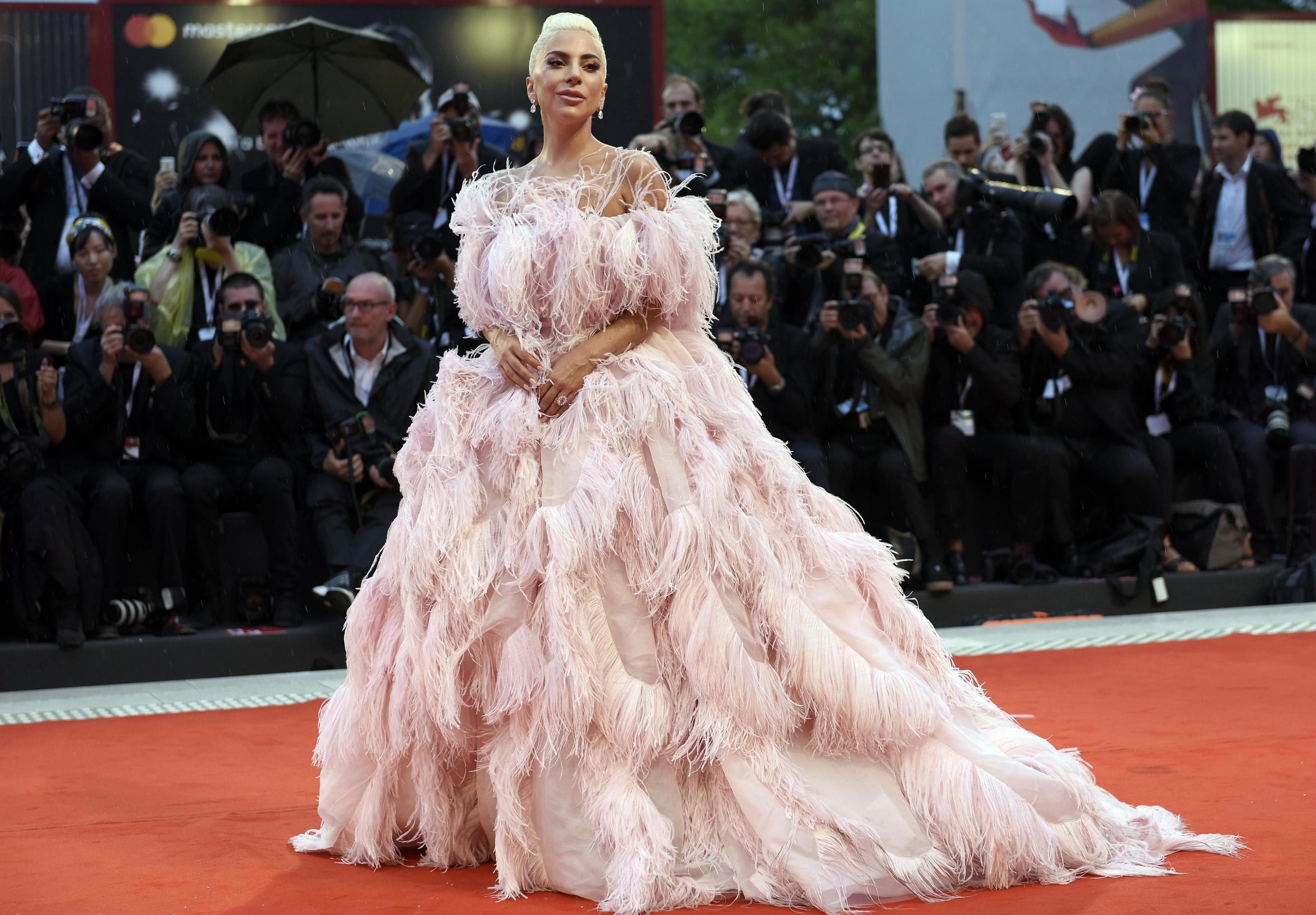 Lady Gaga tiene el patinete de color rosa más caro del mundo
