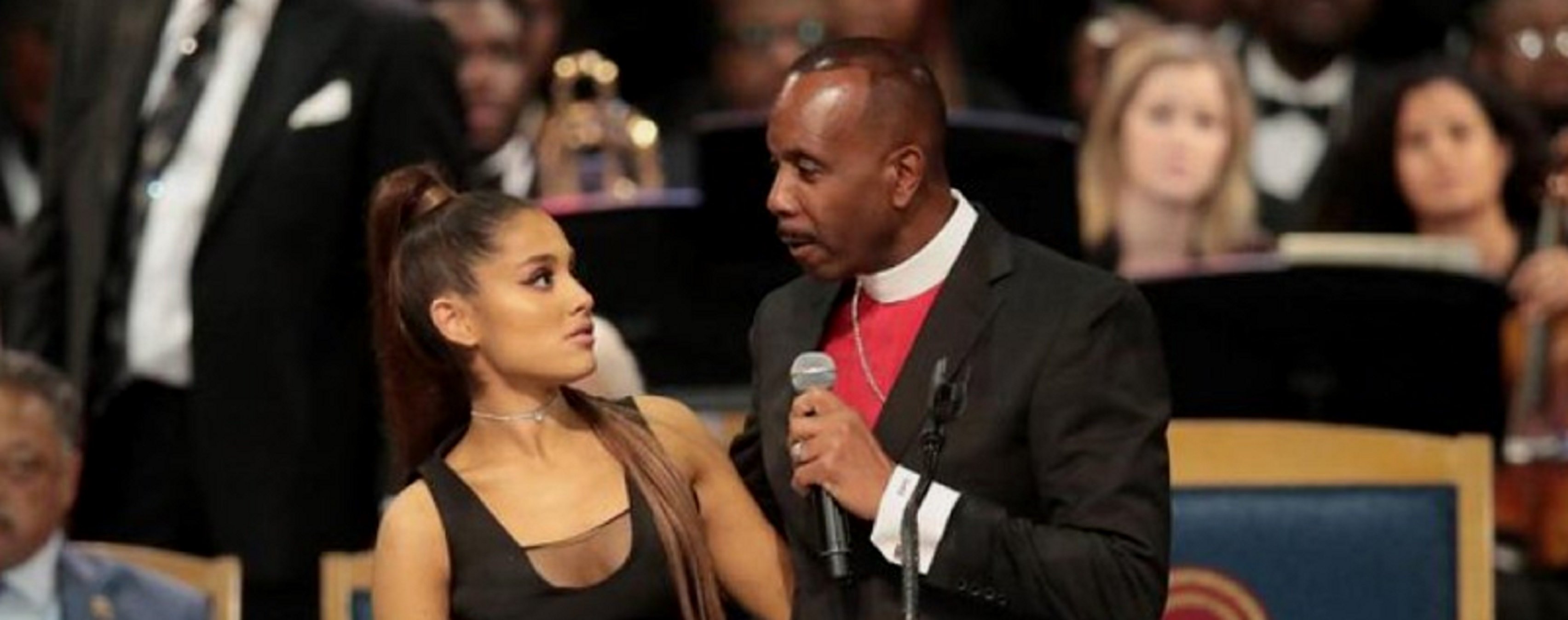 Un cura acosa sexualmente a Ariana Grande en el funeral de Aretha Franklin
