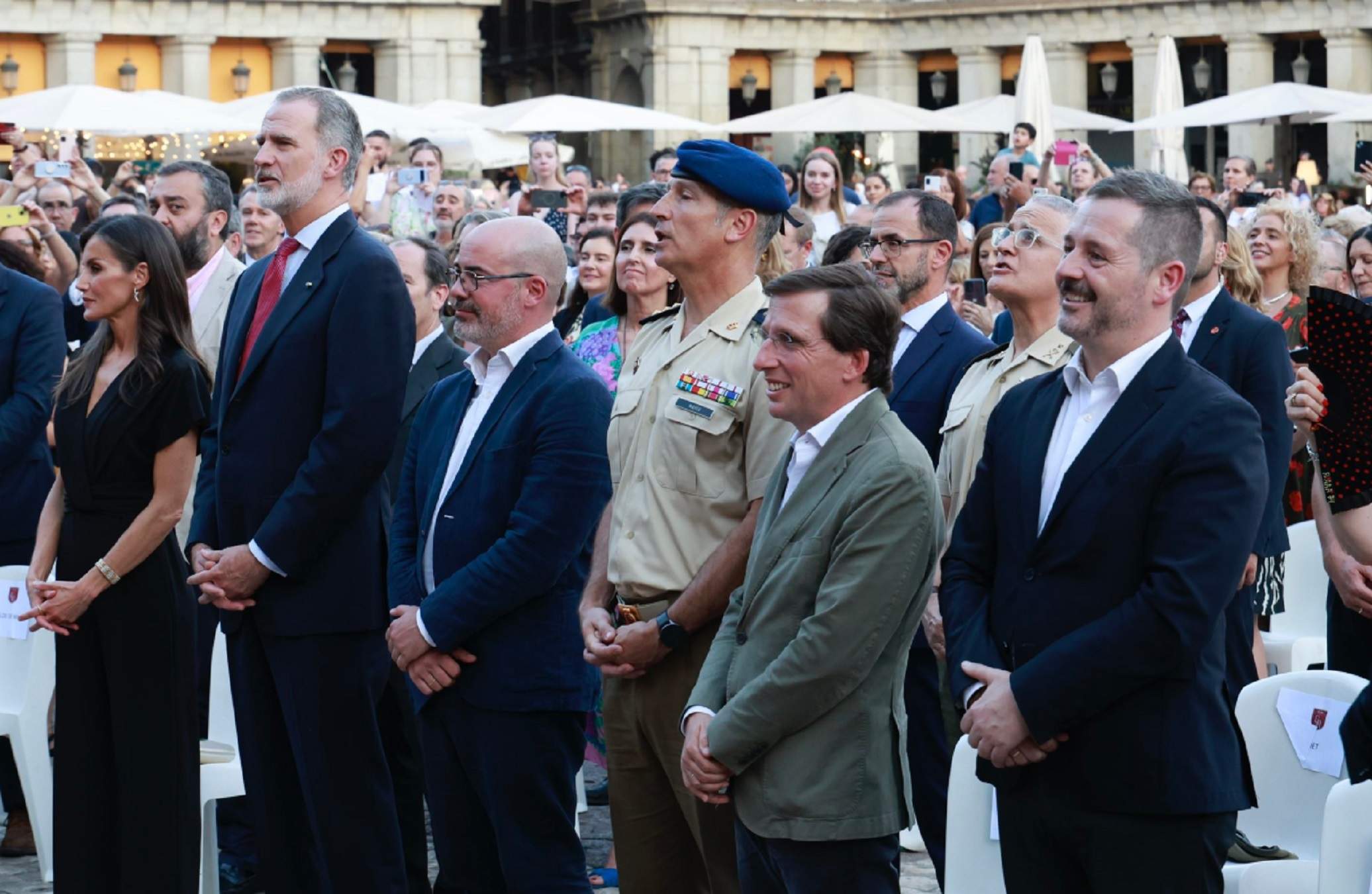 Felip i el gest inesperat a la Plaza Mayor de Madrid. Letícia reacciona i se li acosta a cau d'orella