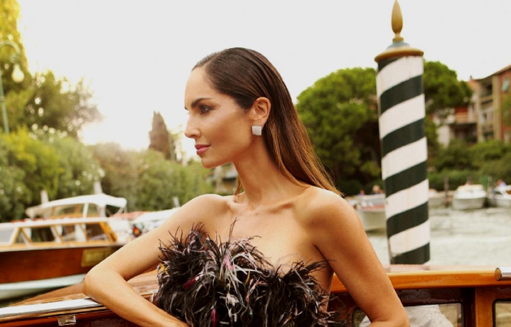 El minivestido de plumas de Eugenia Silva revoluciona Venecia