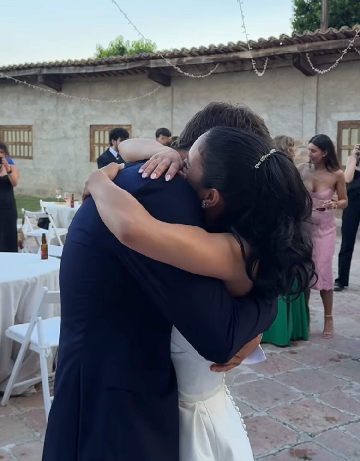 Querido televisivo catalán hace llorar, de boda con amiga de toda la vida: "Muy, muy feliz". Fotos bonitas
