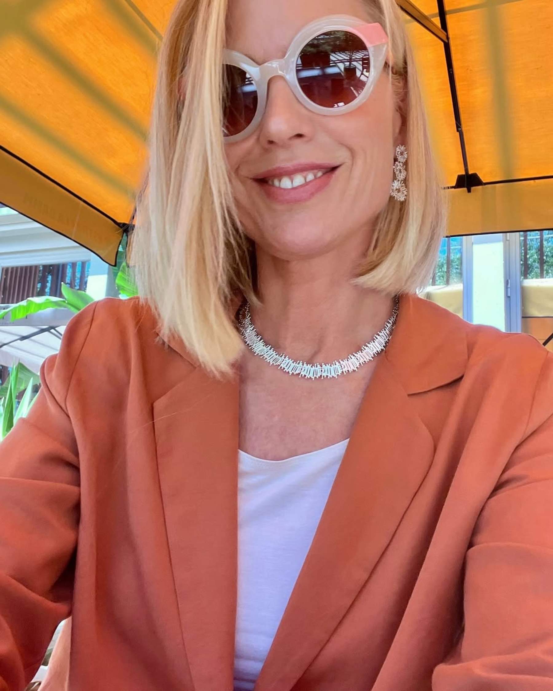 Judit Mascó, guapísima bañándose en el mar el día de la verbena de San Juan: foto en un rincón paradisiaco