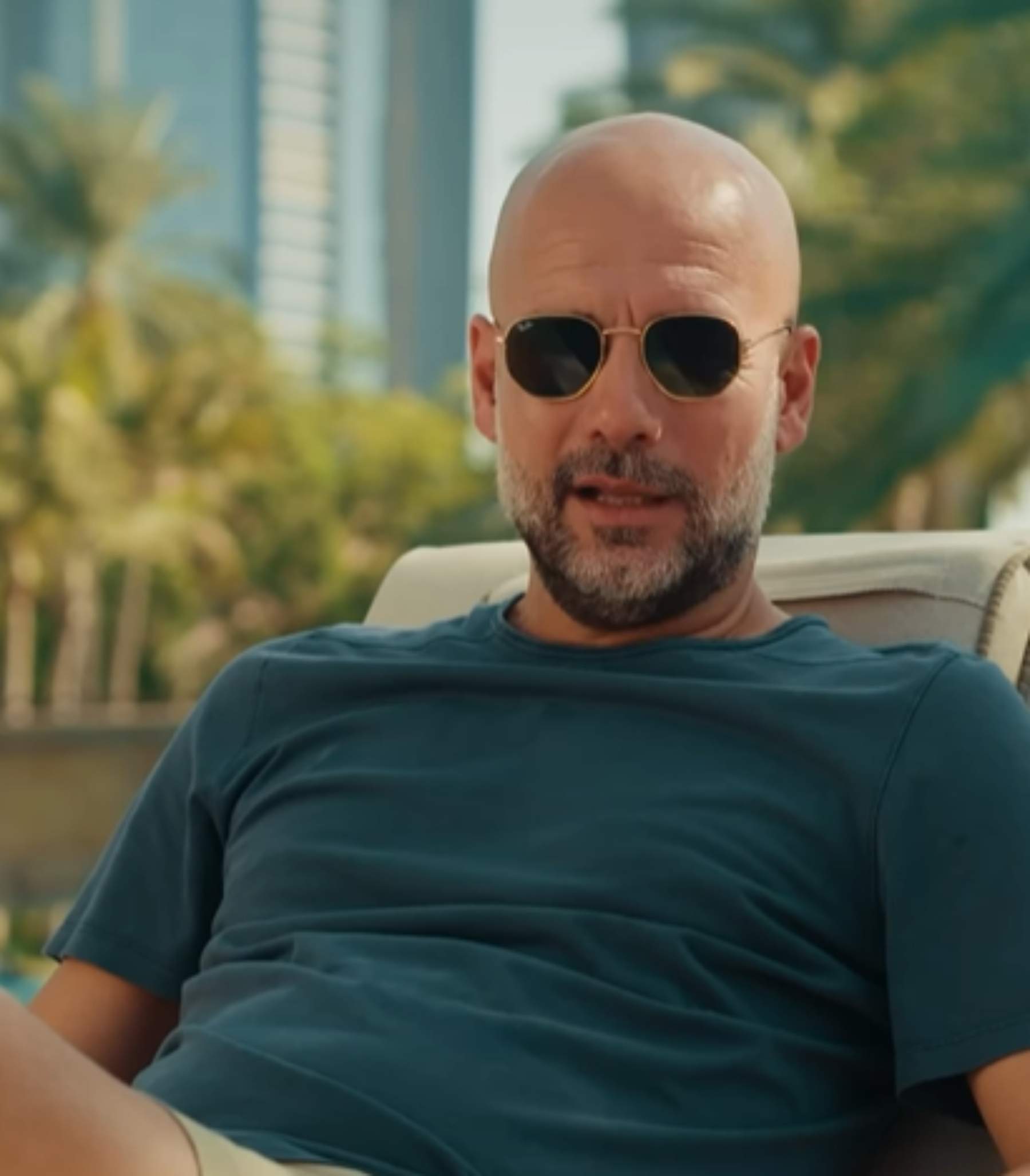 Pep Guardiola sorprèn a la platja: ulleres de sol, sense samarreta i més en forma que els jugadors