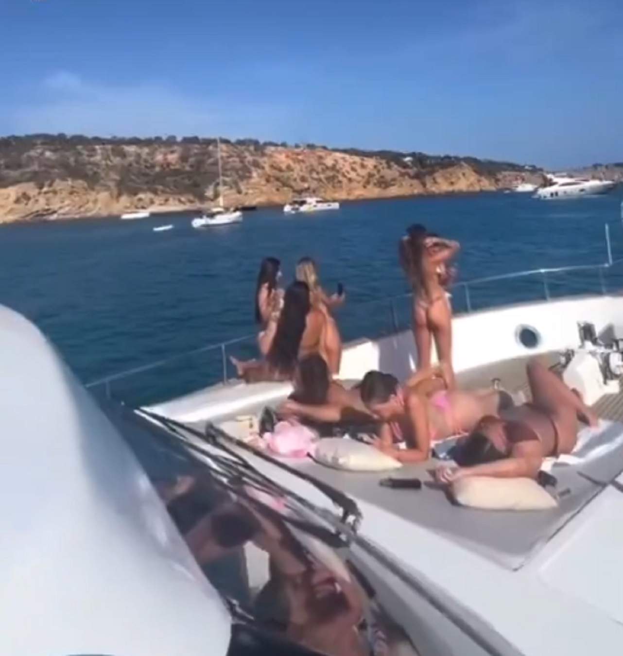 'Fiestón' de dos cracks culés en una calita: musiquita, chapuzón y muy acompañados en un yate de lujo