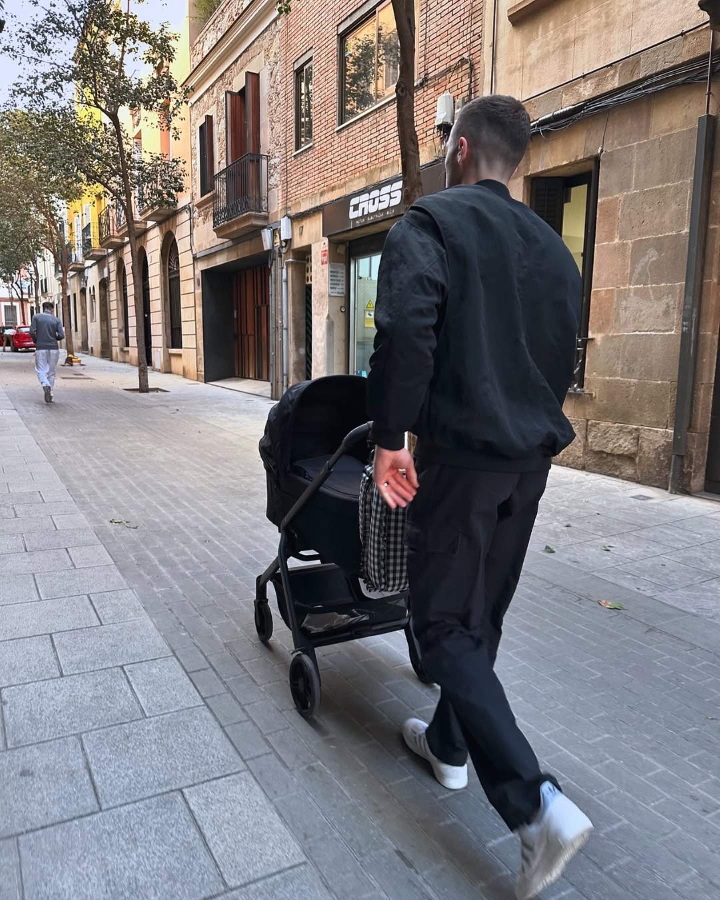 Jugador del Barça derrite a los culés con su primer bebé de tres meses en brazos: vacaciones en el mar