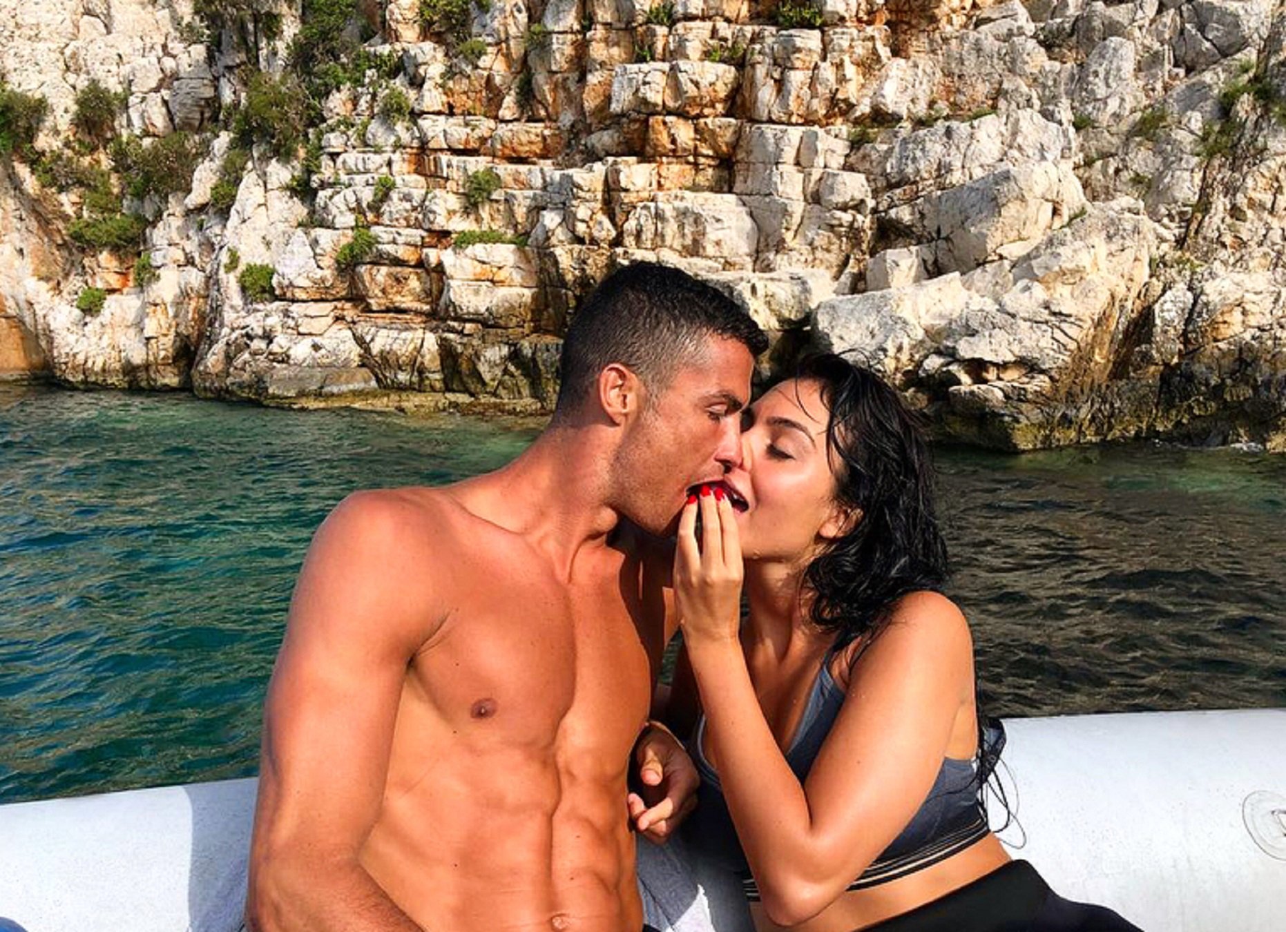 Cristiano Ronaldo i Georgina, abraçada calenta i sensual a bord d'un iot