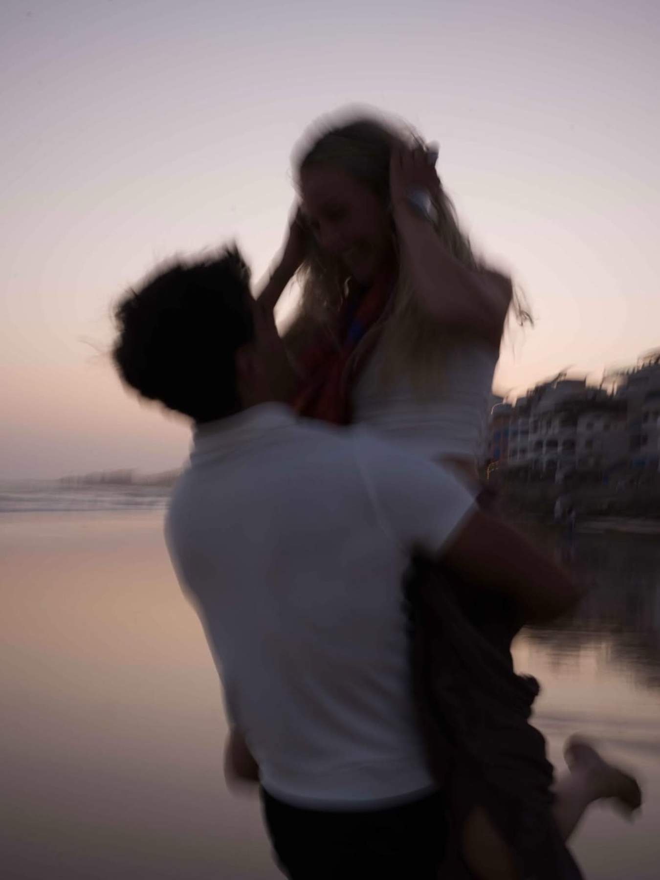 Óscar Casas i Ana Mena enamoren junts al mar, la premsa enxampa el moment més romàntic de la parella