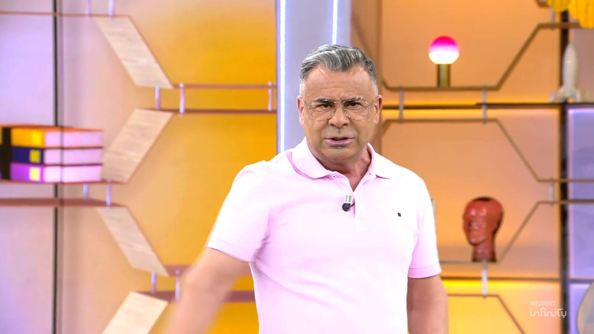 Un VIP de Telecinco denuncia que solo cobra 1900 € y ahora no lo quiere ninguna TV