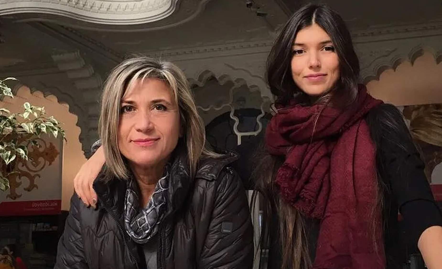 Júlia Otero llueix boda de la filla: guapíssima Candela de núvia besant el Pol