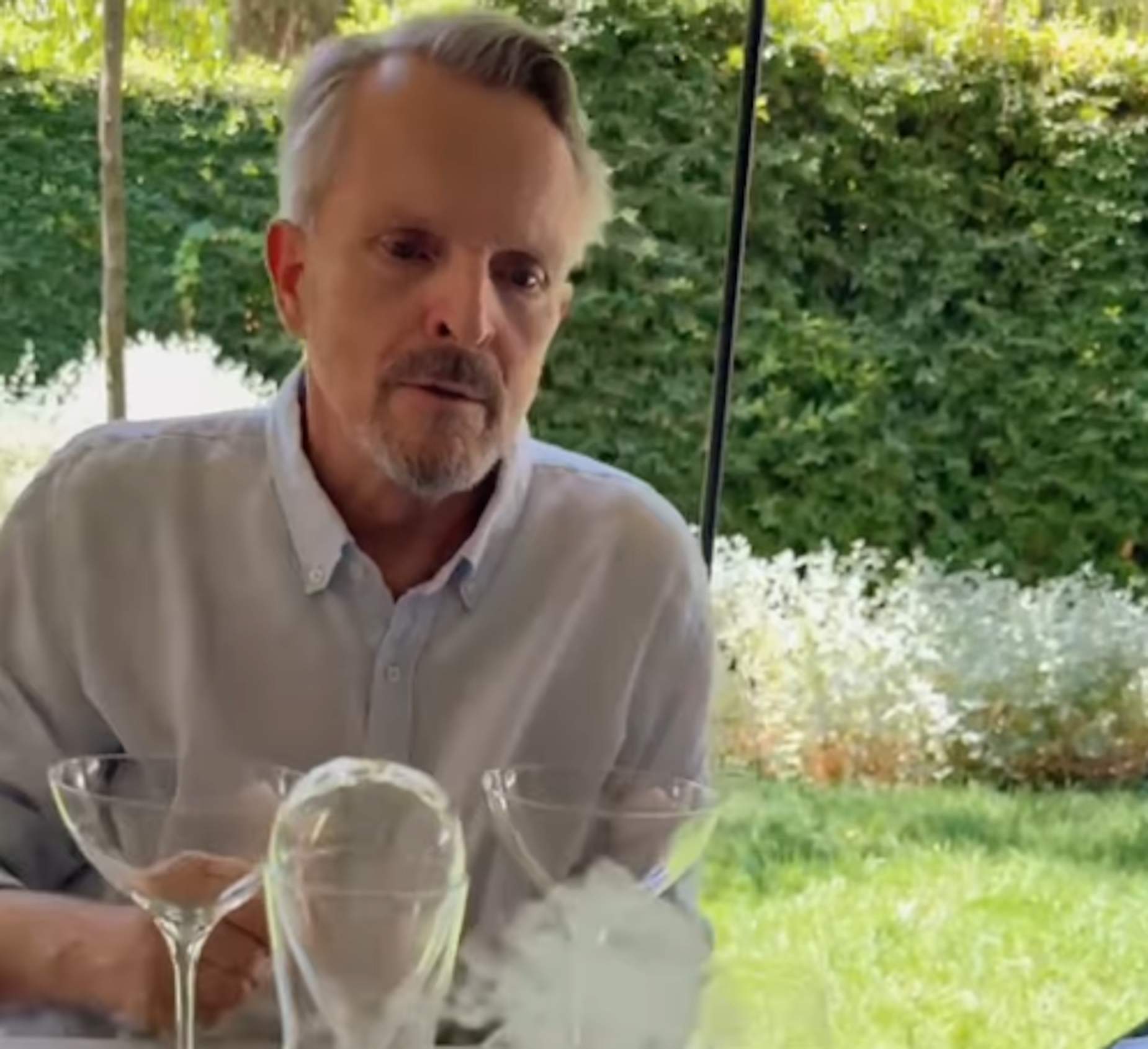Miguel Bosé en su restaurante favorito de Barcelona besando a un VIP catalán