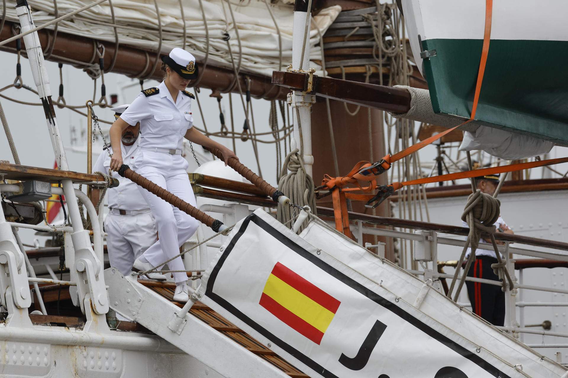 Sopapo de Leonor, de bruces bajo la lluvia bajando del Elcano: igual a Juan Carlos