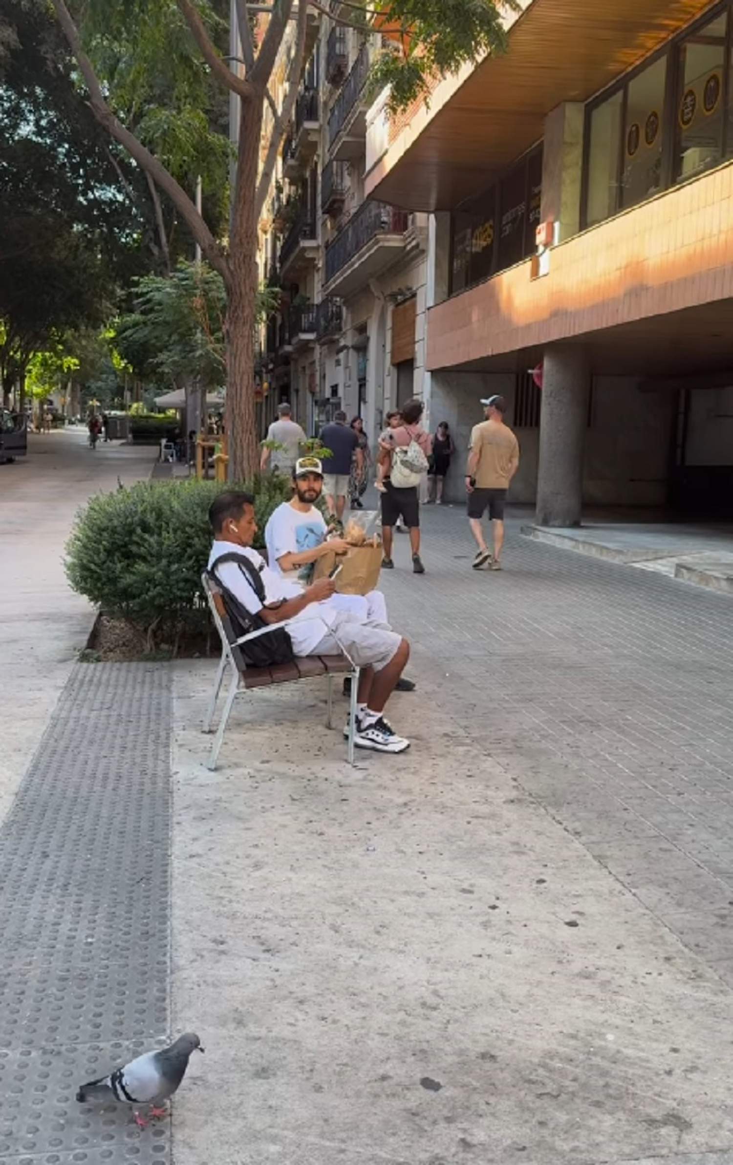 Jared Leto, en un banc de Barcelona amb un home assegut al costat: què fa amb ell