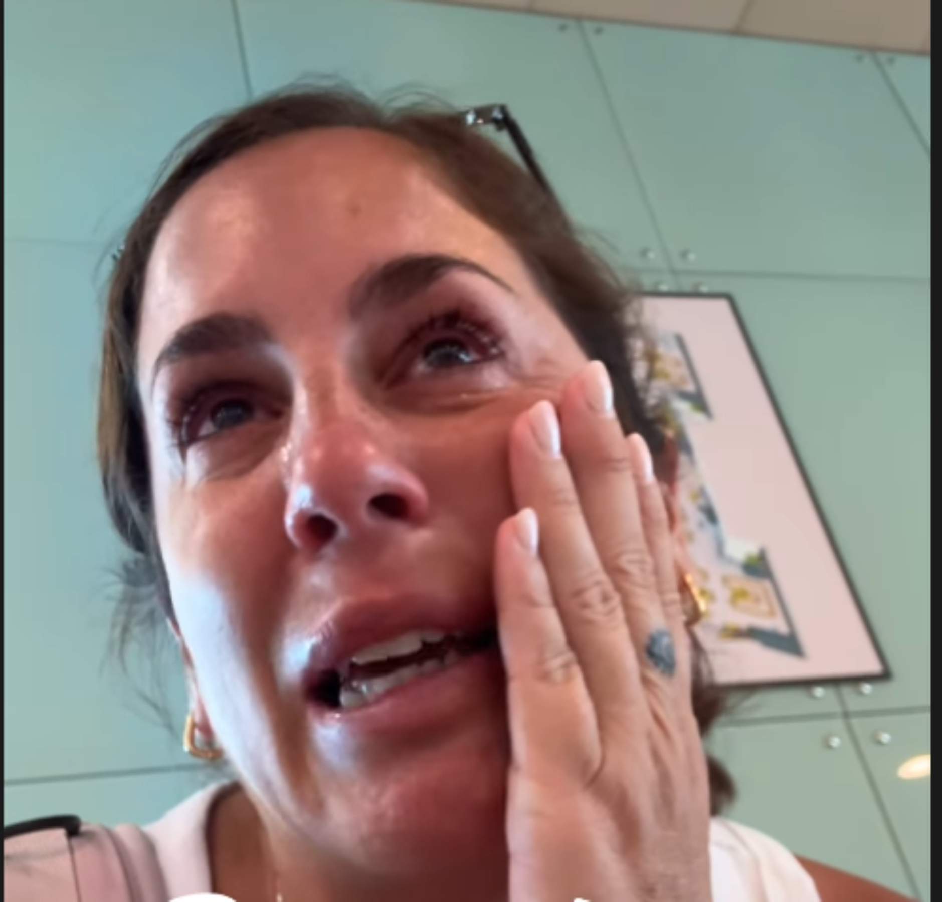 Anabel Pantoja explota i explica entre llàgrimes què li ha passat a l'aeroport de Barcelona: "Incompetentes"