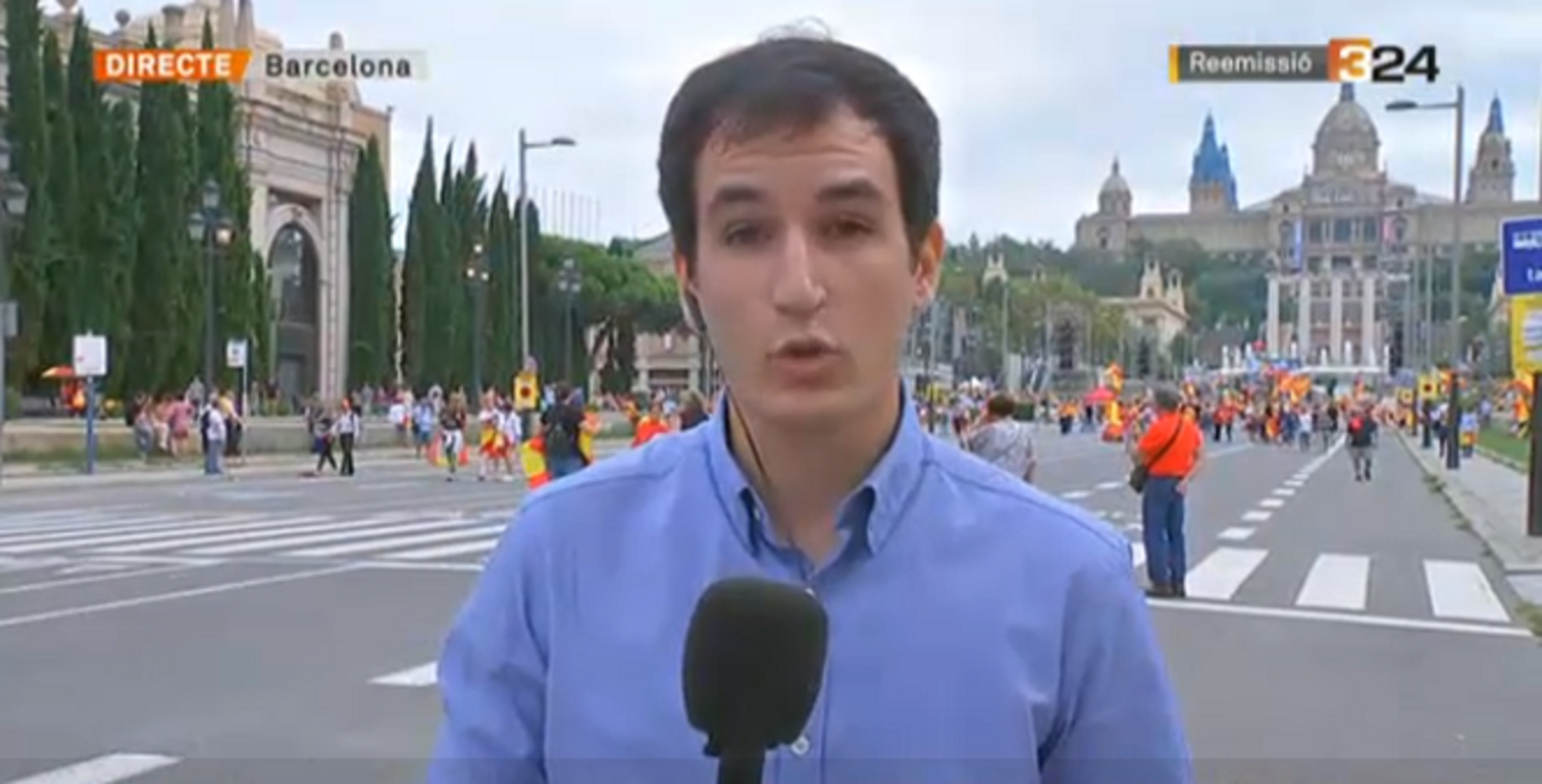 El reportero de TV3 en la mani unionista... sin el logo de la tele en el micro