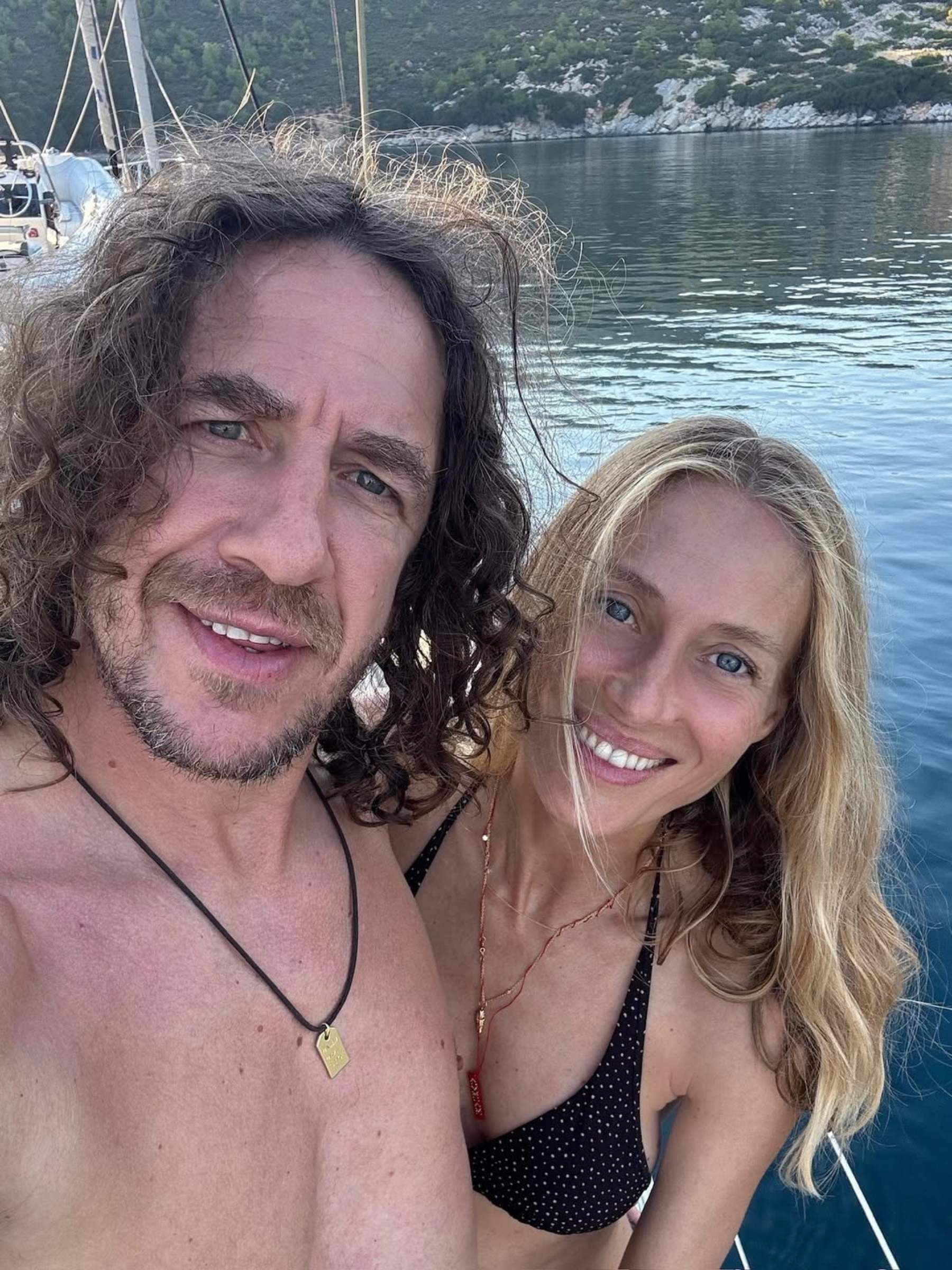 Carles Puyol i Vanesa Lorenzo, inseparables d'un VIP català: la preciosa escapada de parelles