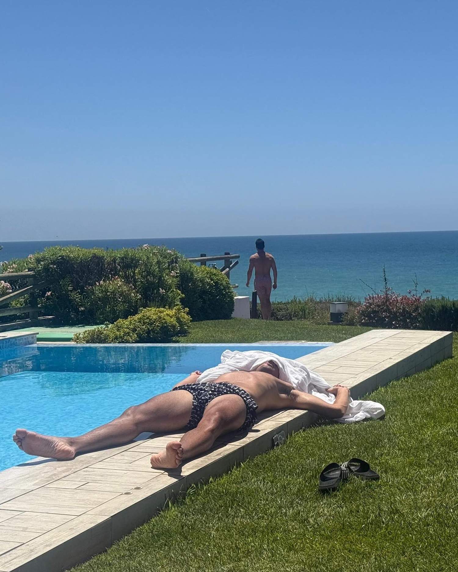 Carlos Alcaraz, piscina y relax bien acompañado de celebrity madrileña: ha hecho de todo, imágenes impagables
