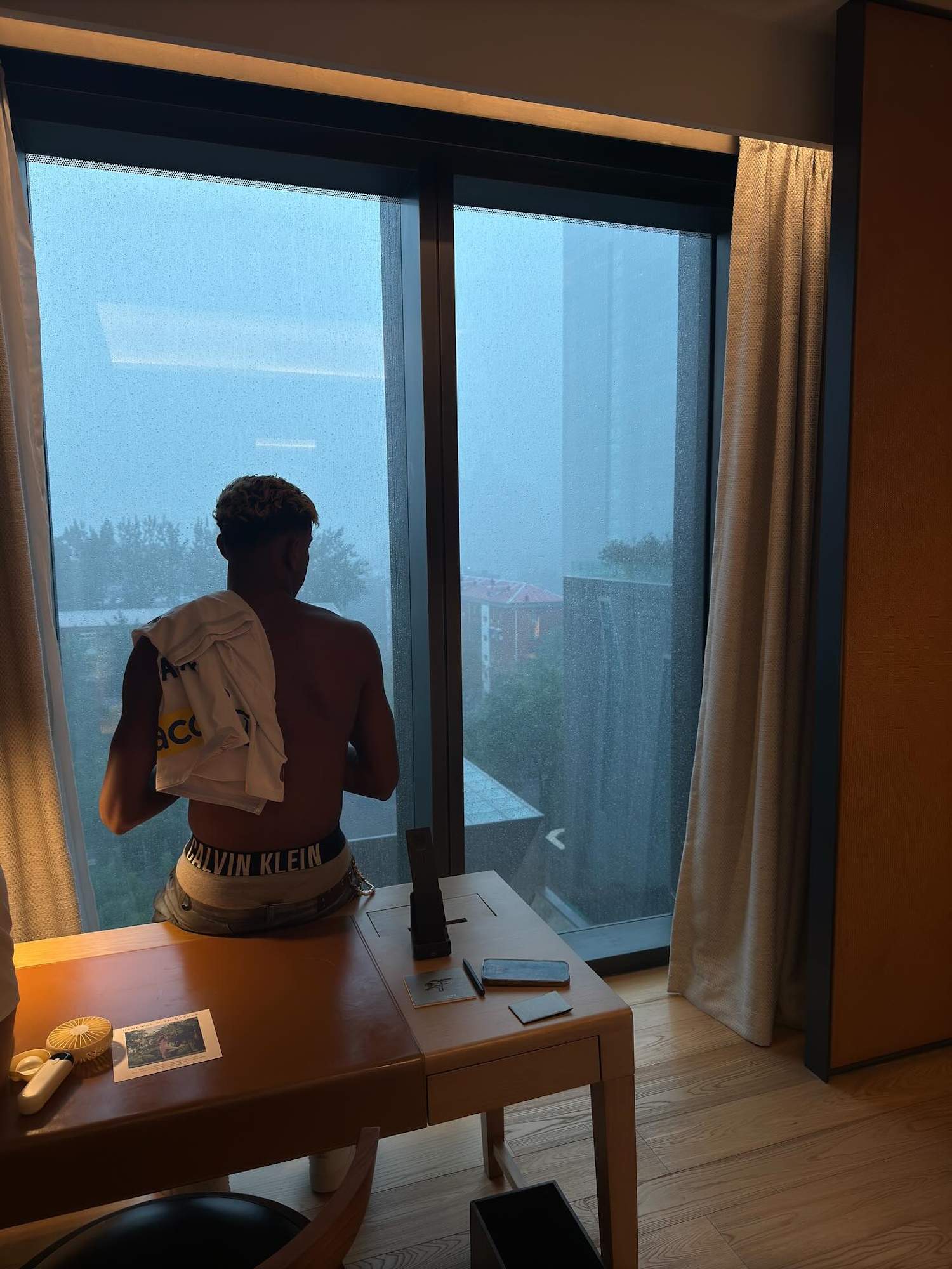 La imagen de Lamine Yamal y un beso antes de marcharse unos días a Japón: explícita marca de labios