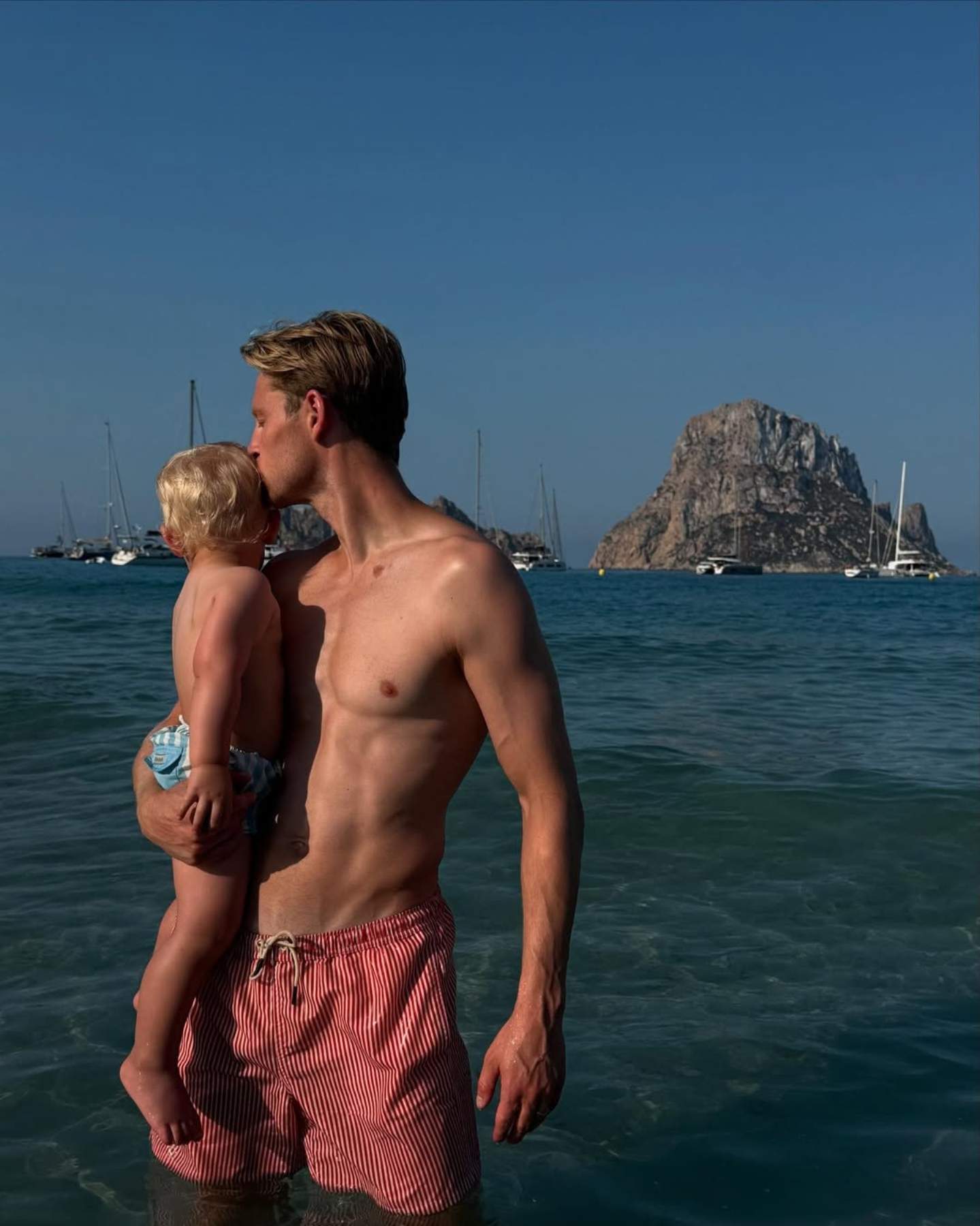 Frenkie de Jong enamora a los culés con su hijo Miles y Mikky Kiemeney embarazada en la playa