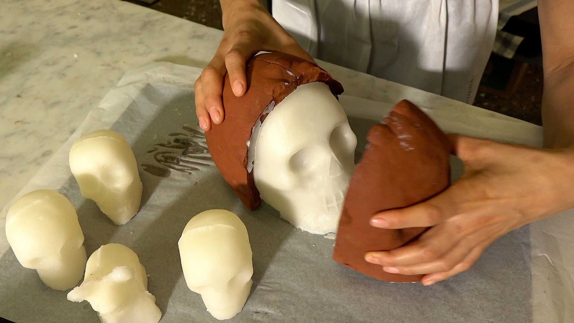 Vídeo: ¿Cómo se hacen las calaveras mexicanas del Día de Difuntos? Vídeo: ¿Cómo se hacen las calaveras mexicanas del Día de Difuntos?