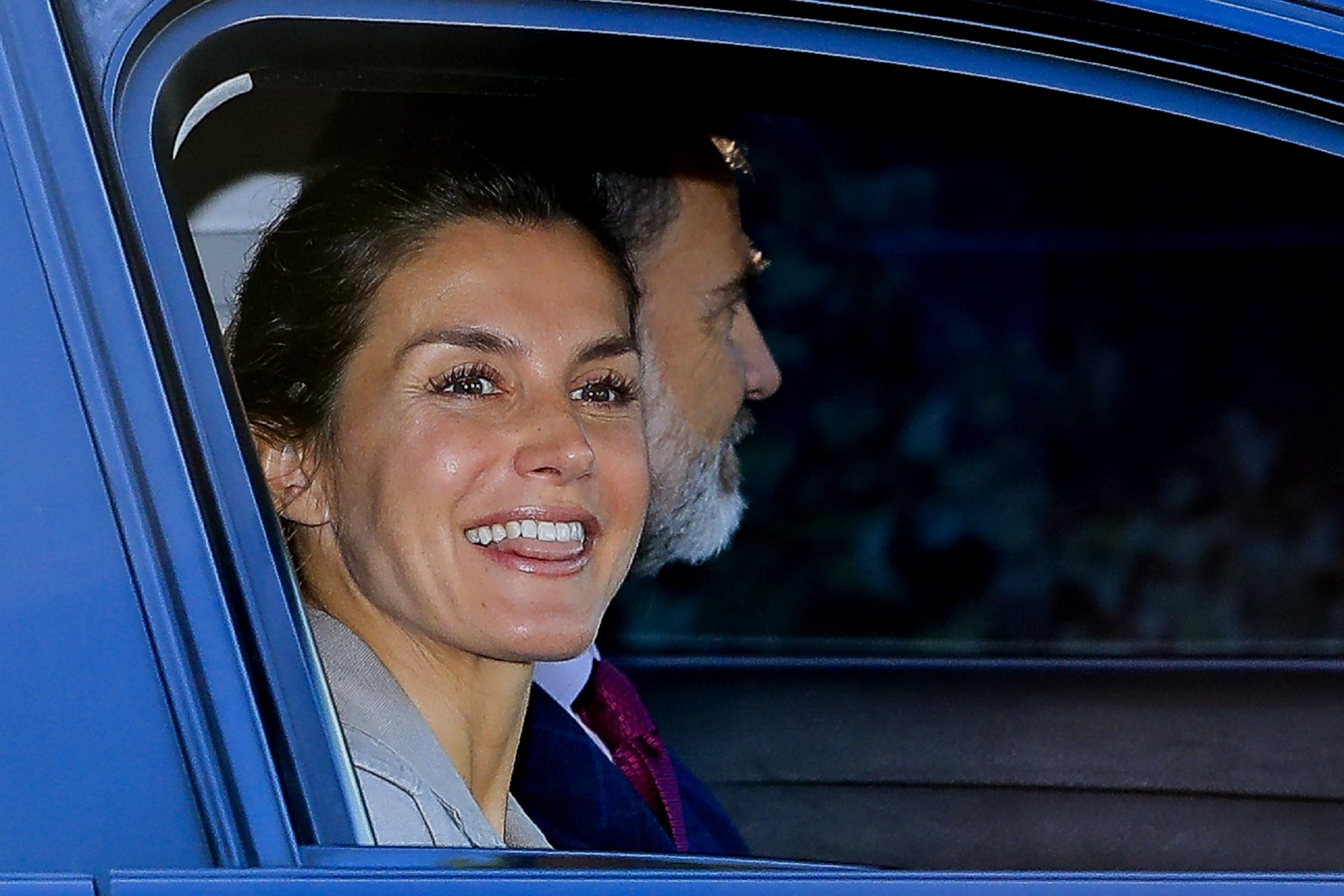 Letizia, sin maquillar y muy informal, lleva a las niñas a la escuela