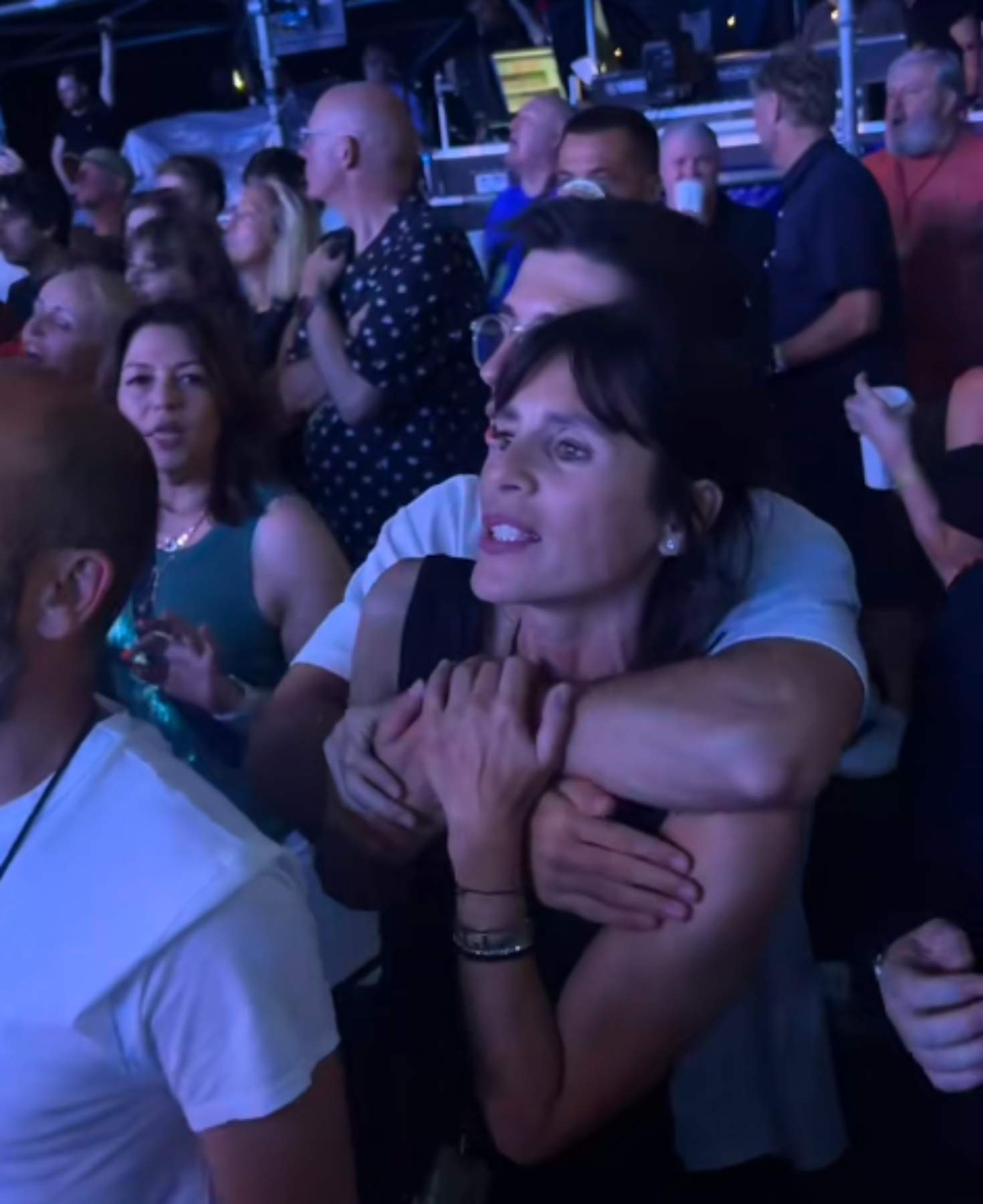 Pep Guardiola i Cristina Serra, junts a Manchester: les imatges que no es van veure del concert d'Oasis