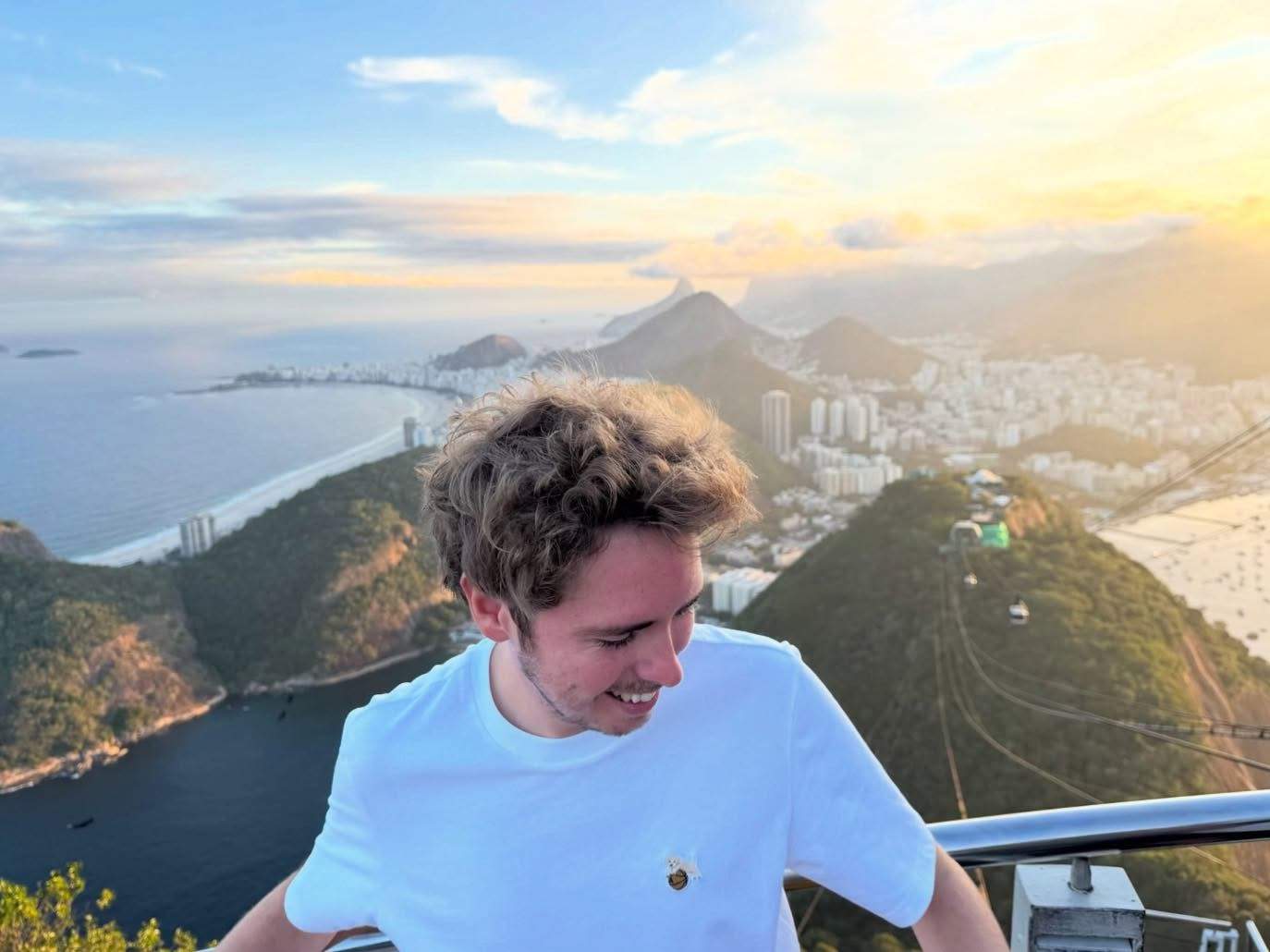 Abraham Orriols con su novia Martina y compañeros de TV3: reponiéndose en Brasil
