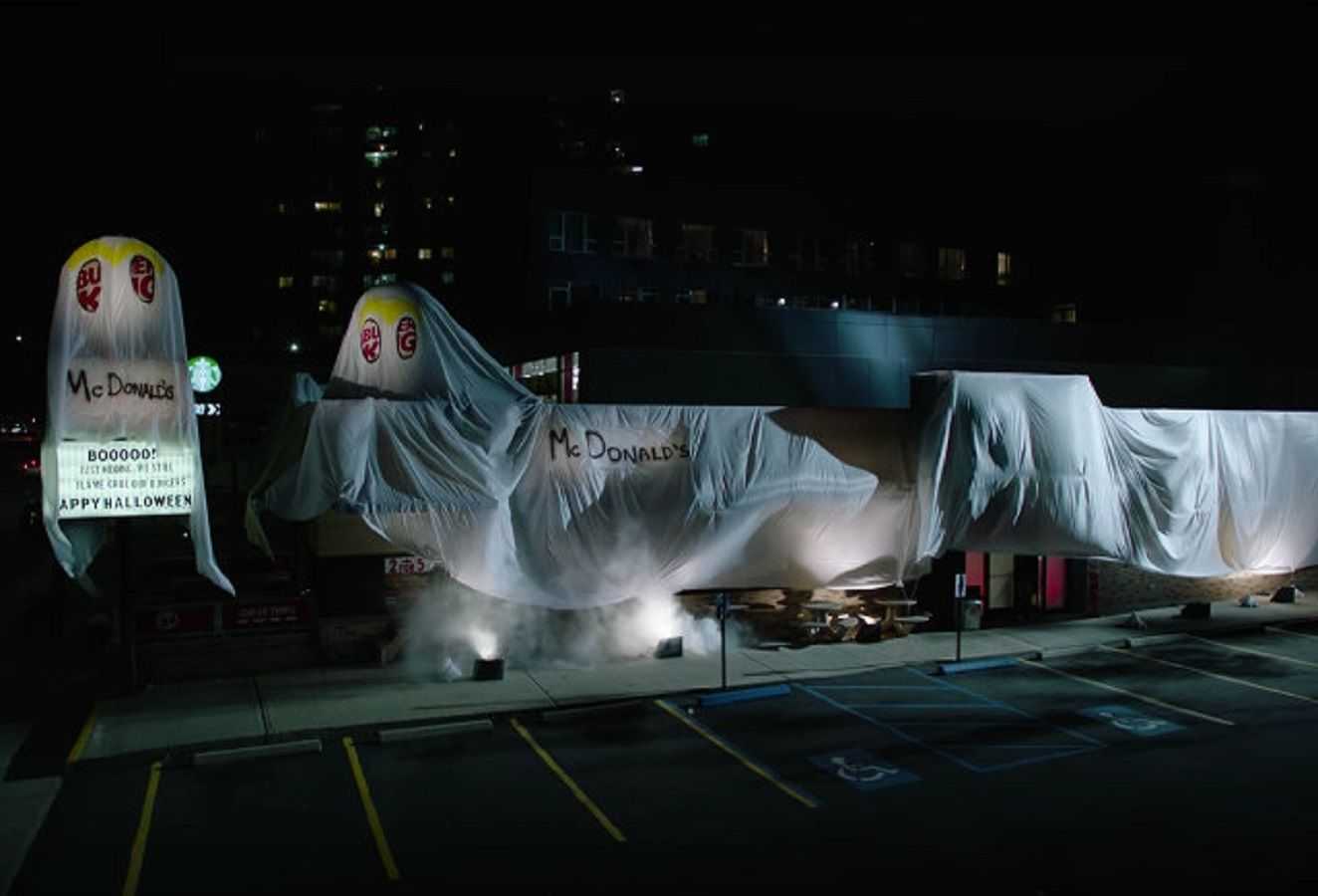 Un Burger King es disfressa de McDonald's per Halloween