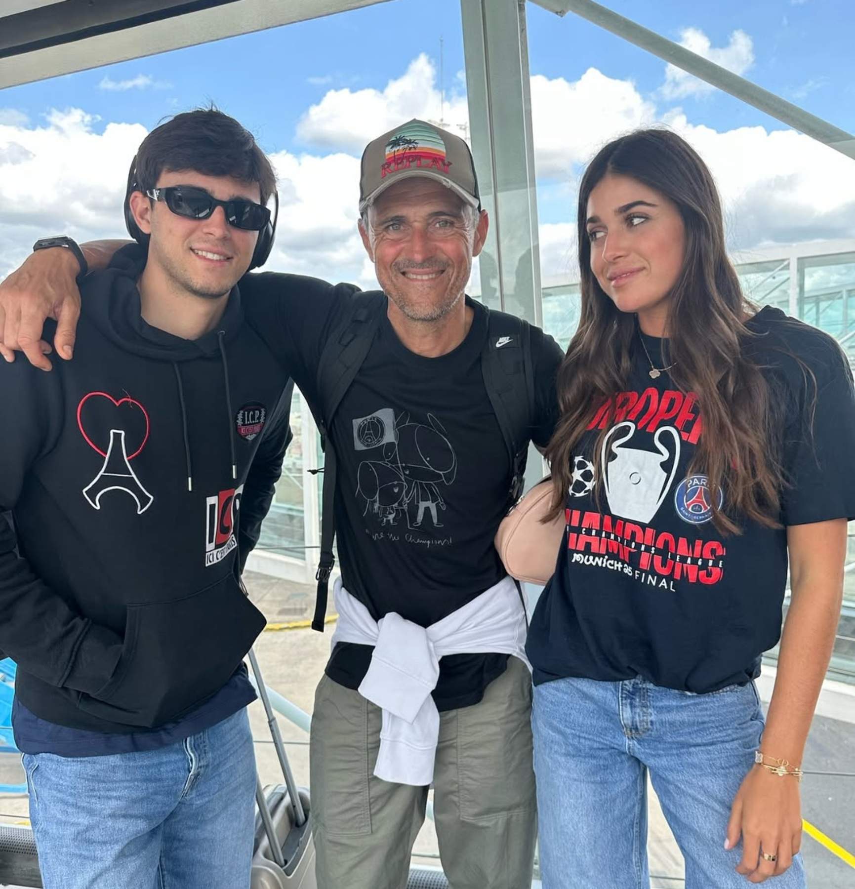 Sira Martínez enamora des de Formentera amb el seu germà Pacho: selfie de germans i sopar VIP