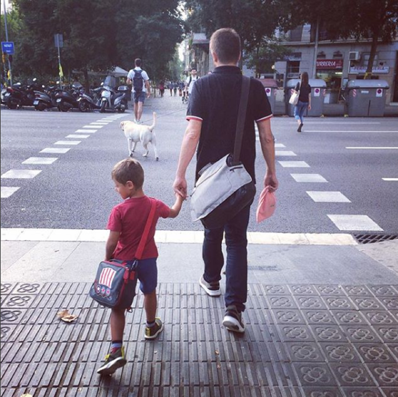 Tendra imatge de Toni Cruanyes amb el seu fill el primer dia d'escola