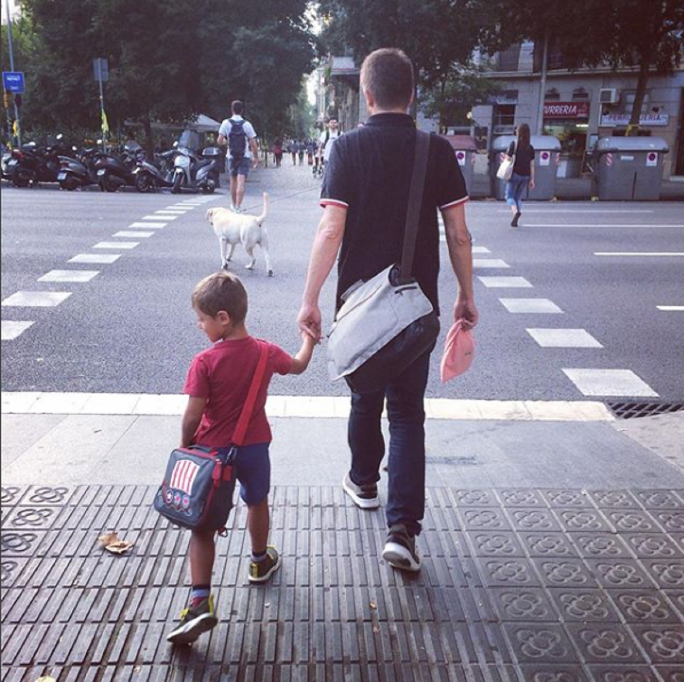 Tierna imagen de Toni Cruanyes con su hijo el primer día de colegio