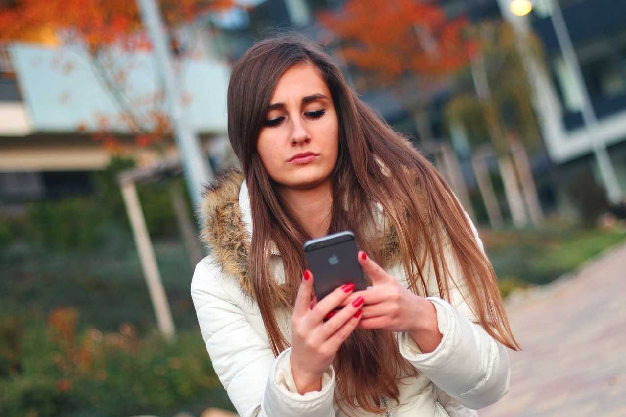 ¿Cuántas horas al día pasamos enganchados al móvil?