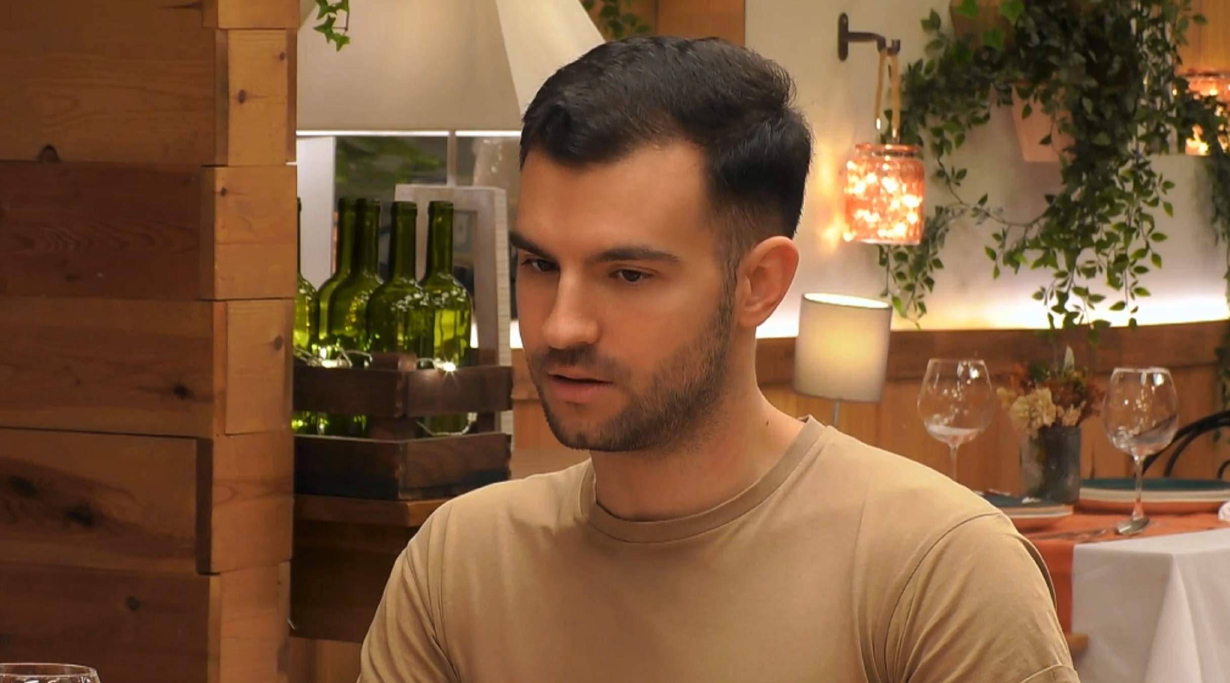 Madrileño de 'First Dates' rechaza tener una cita con otra concursante por llevar ella una bandera de España