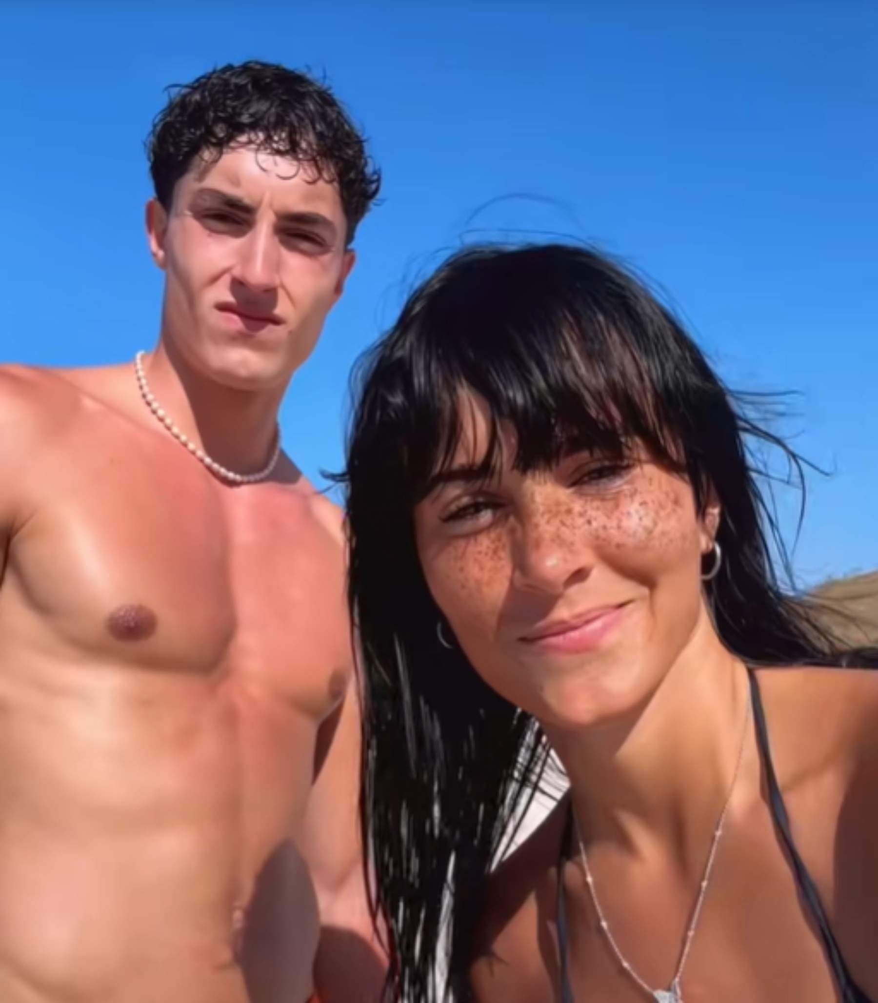 Aitana y Plex alborotan a los seguidores con el primer vídeo juntos: amor, playa y un bikini de 200 euros