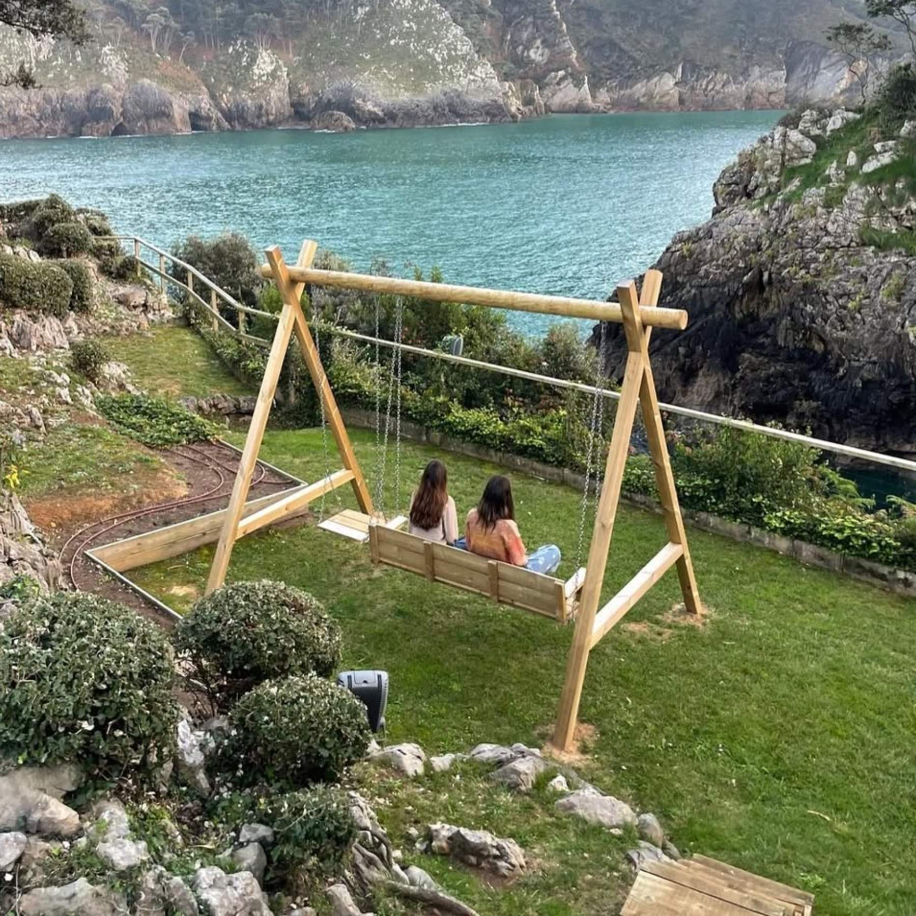 Dues presentadores de televisió, de vacances en un racó preciós: festa de boda, amics i copes