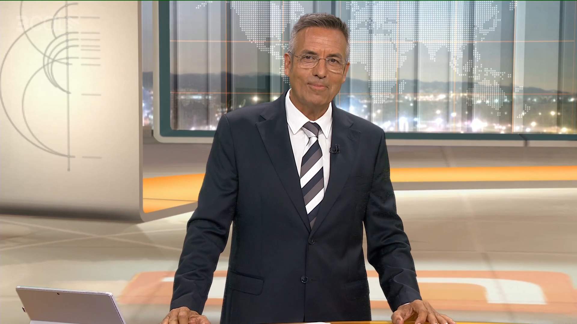 El look informal de Ramon Pellicer de vacaciones con Martina en un local de Barcelona