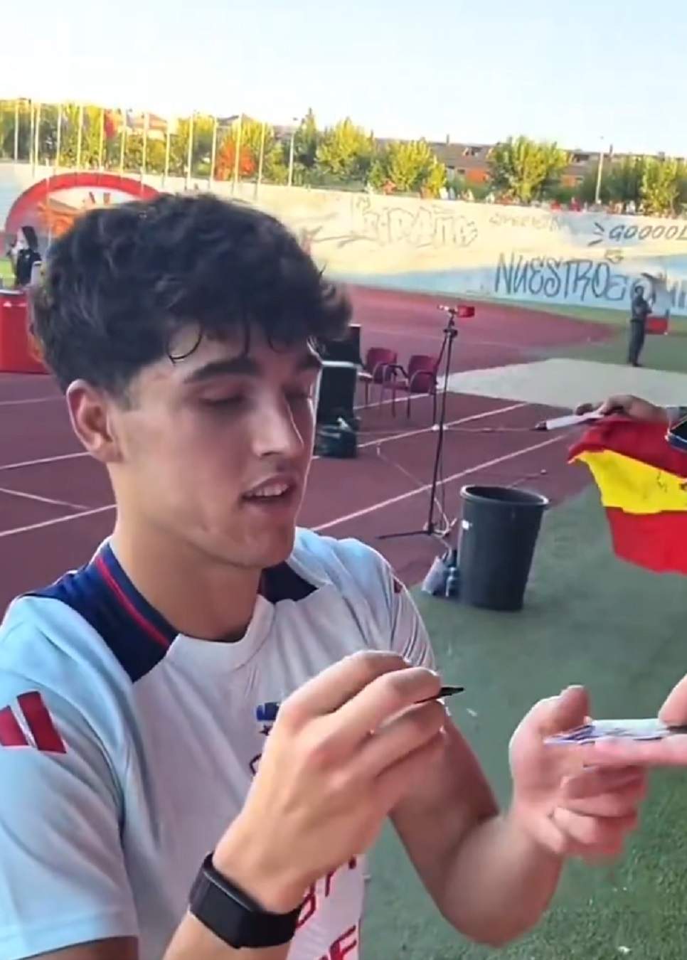 La ràpida reacció de Pau Cubarsí amb uns aficionats a la concentració de la selecció espanyola