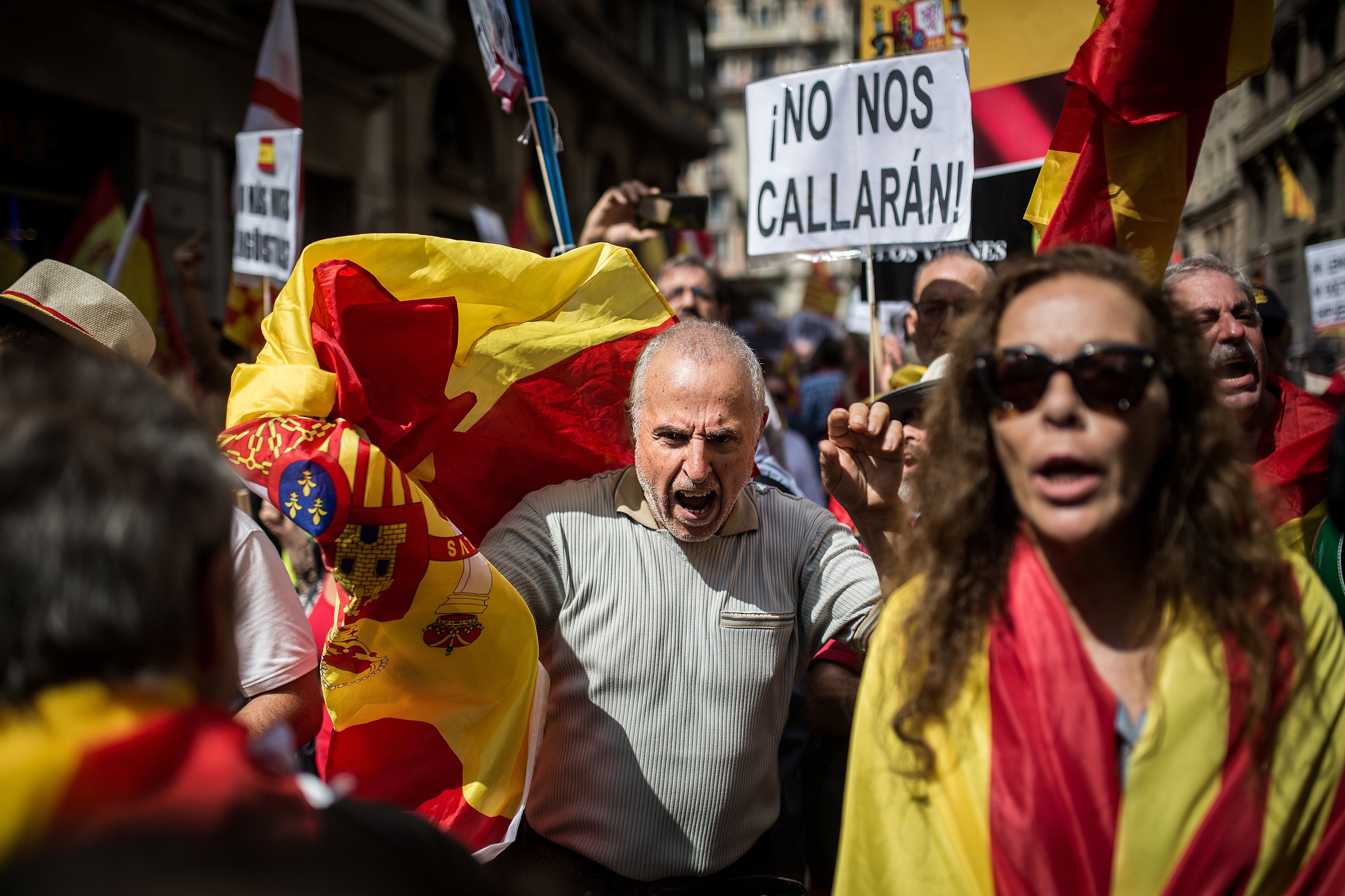 manifestacio espanyolista unionista bandera espanyola via laietana (bona qualitat) - Carles Palacio